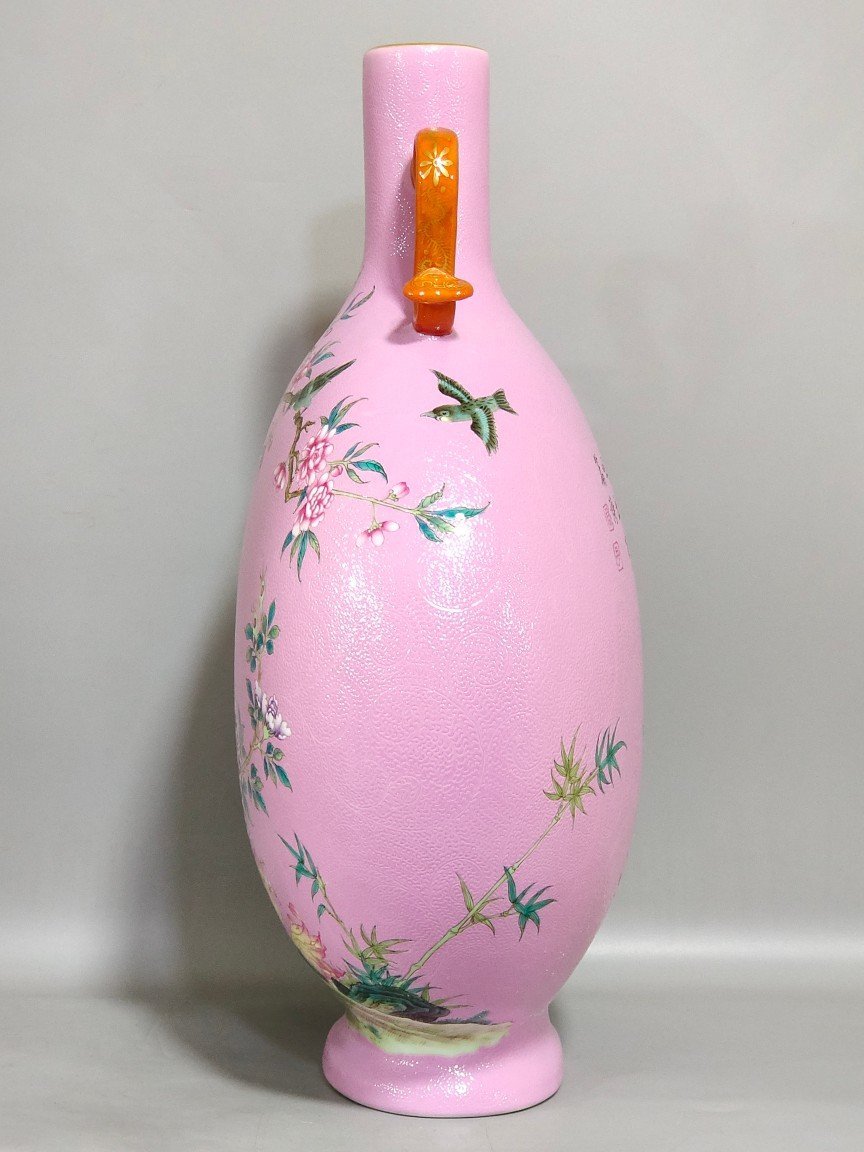 Qing Dynasty Yongzheng rouge powder carved flowers and birds holding the moon vase