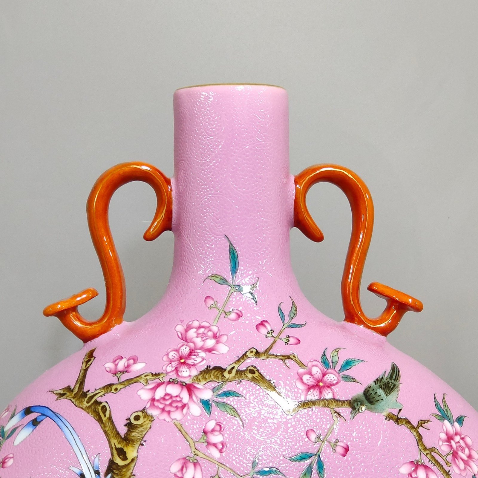 Qing Dynasty Yongzheng rouge powder carved flowers and birds holding the moon vase