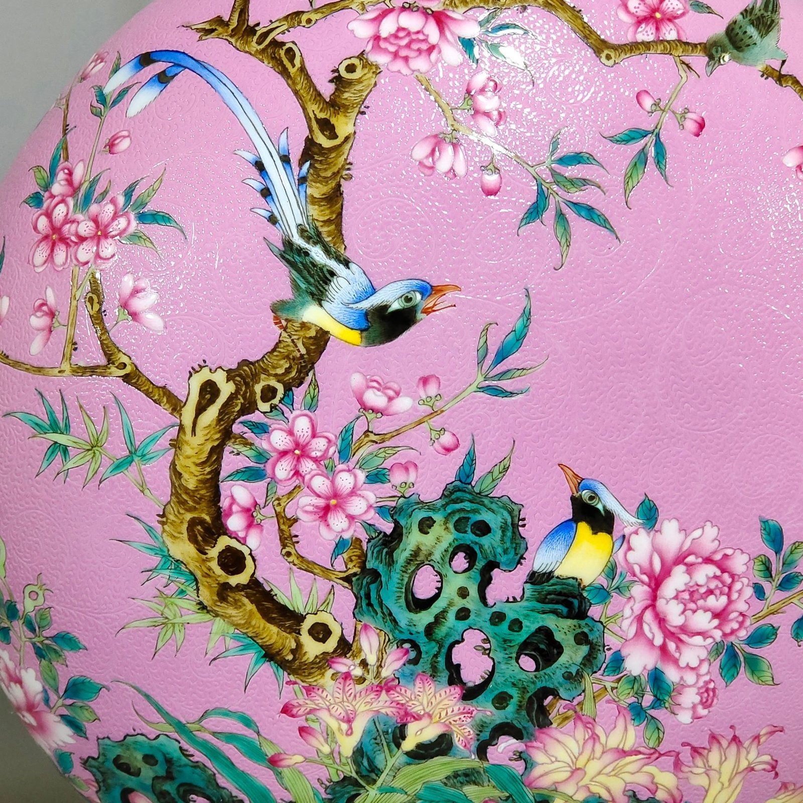 Qing Dynasty Yongzheng rouge powder carved flowers and birds holding the moon vase