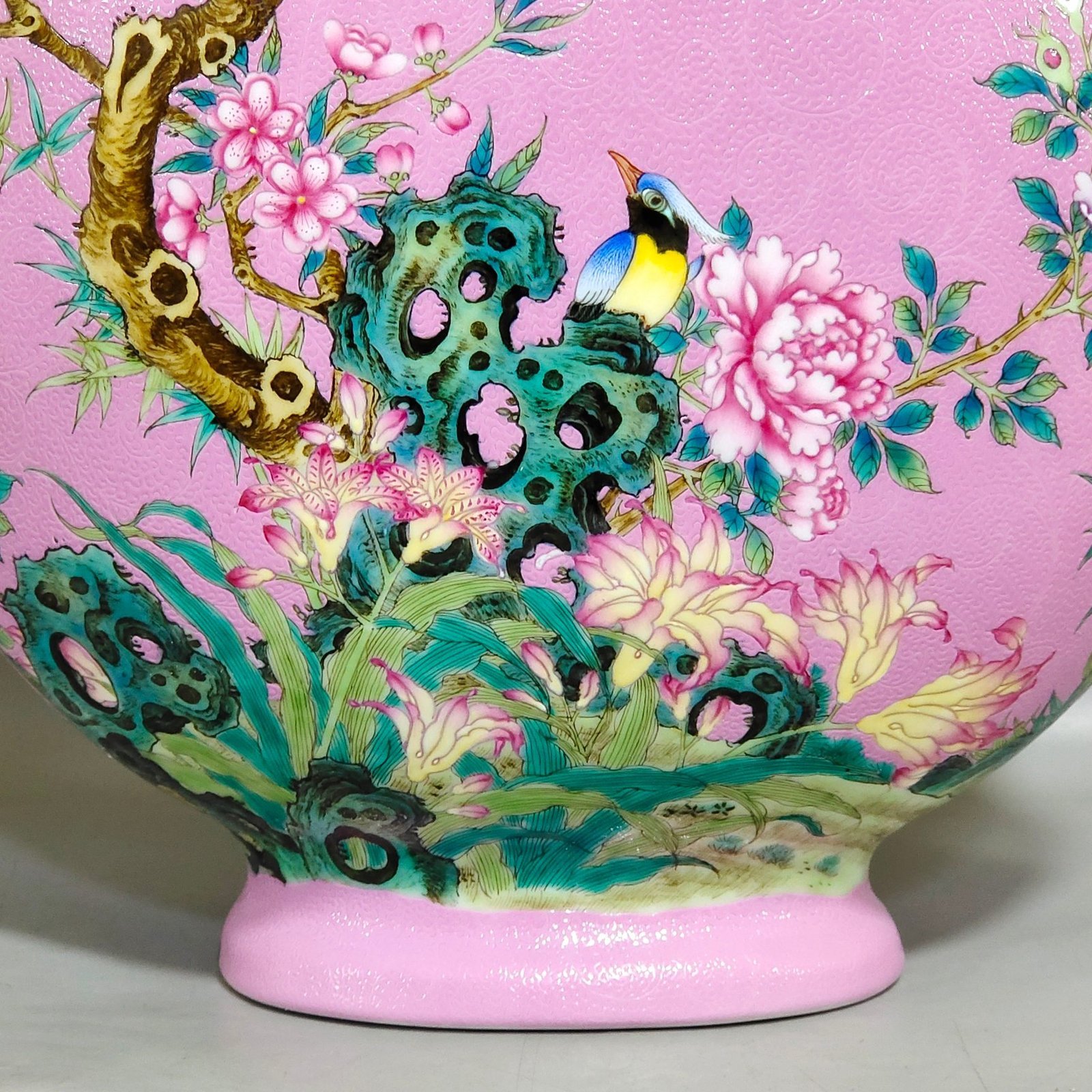 Qing Dynasty Yongzheng rouge powder carved flowers and birds holding the moon vase
