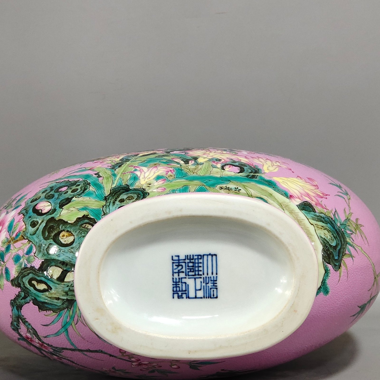 Qing Dynasty Yongzheng rouge powder carved flowers and birds holding the moon vase
