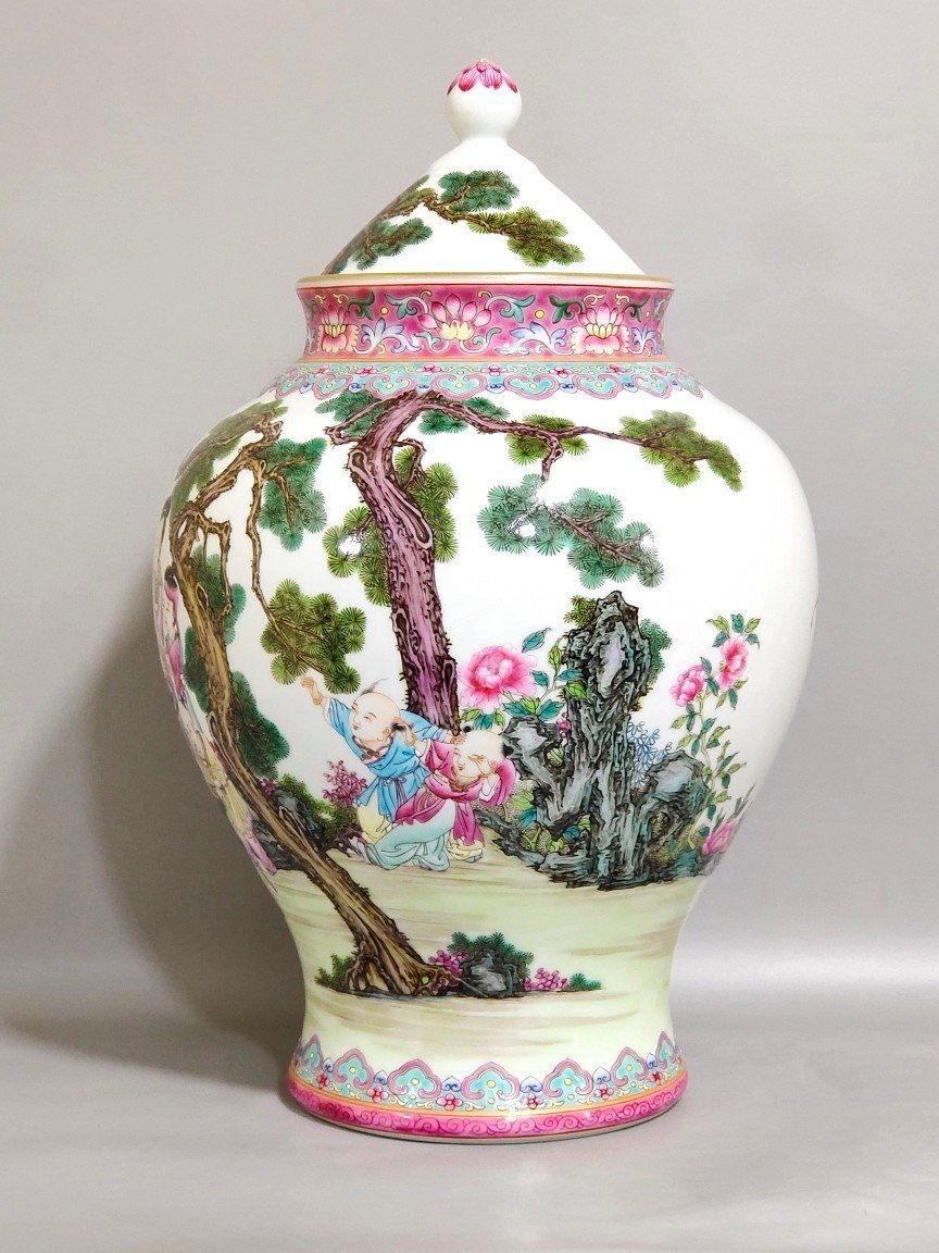 Qing Dynasty Yongzheng rouge red lady’s tape cover jar
