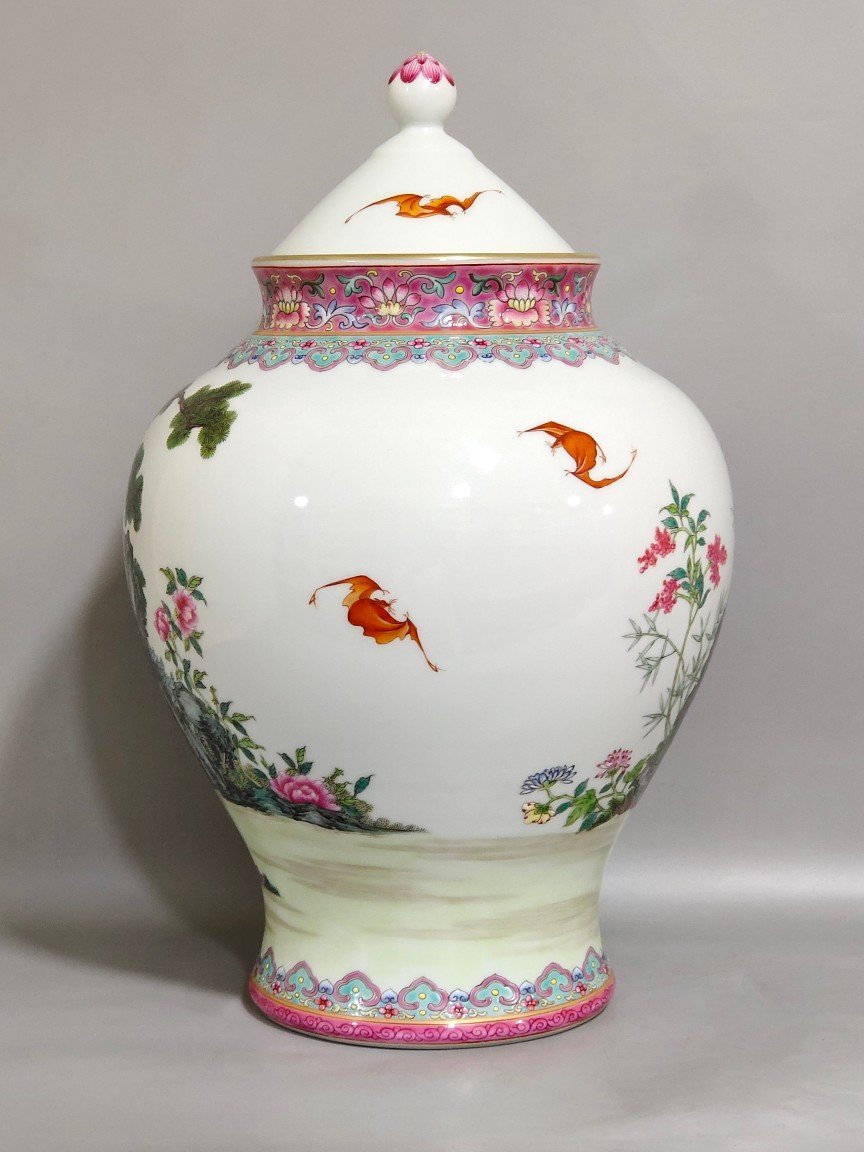 Qing Dynasty Yongzheng rouge red lady’s tape cover jar