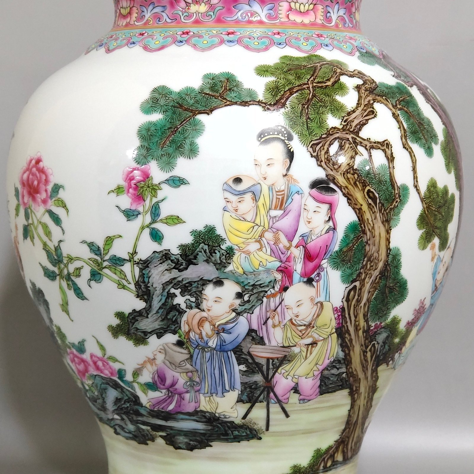 Qing Dynasty Yongzheng rouge red lady’s tape cover jar