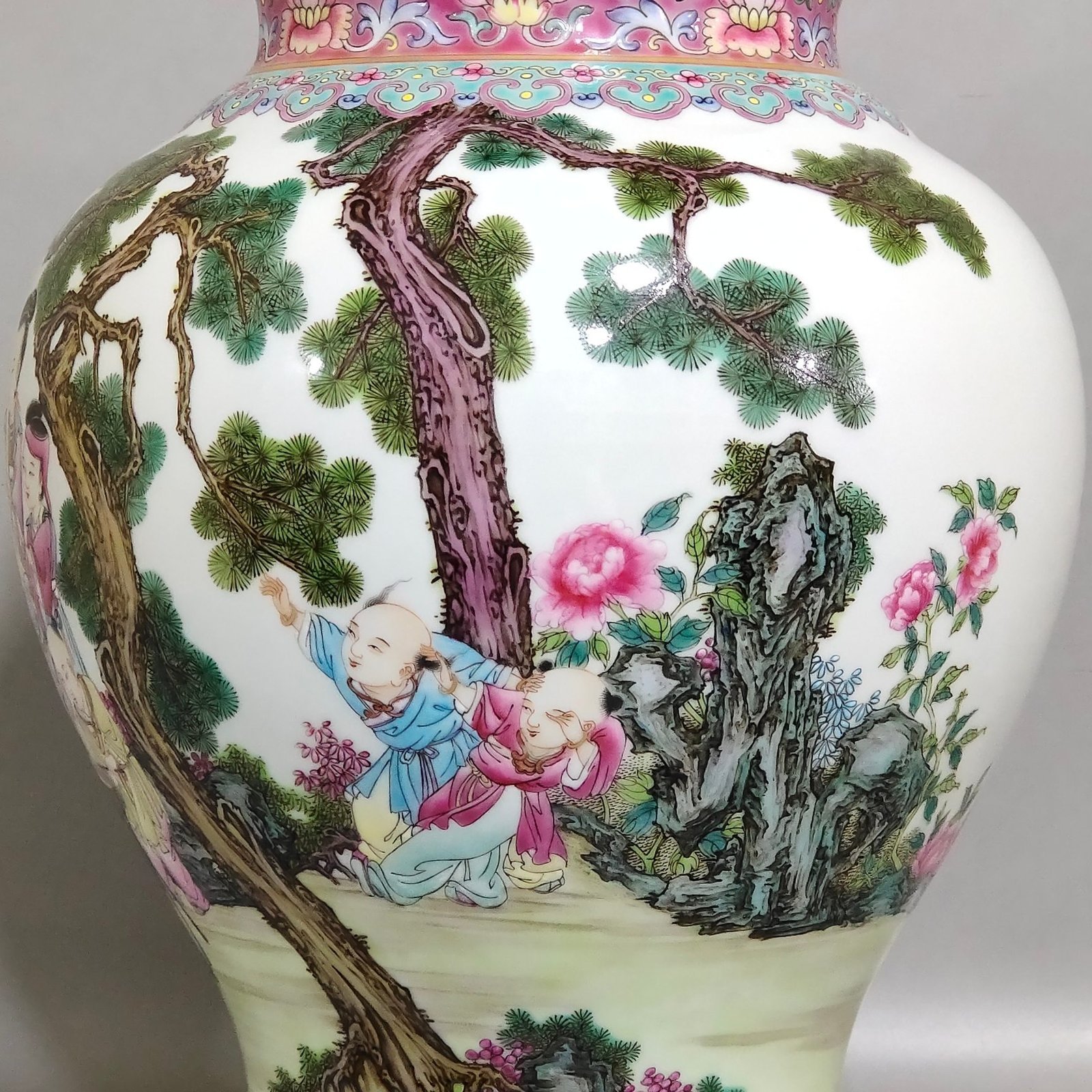 Qing Dynasty Yongzheng rouge red lady’s tape cover jar