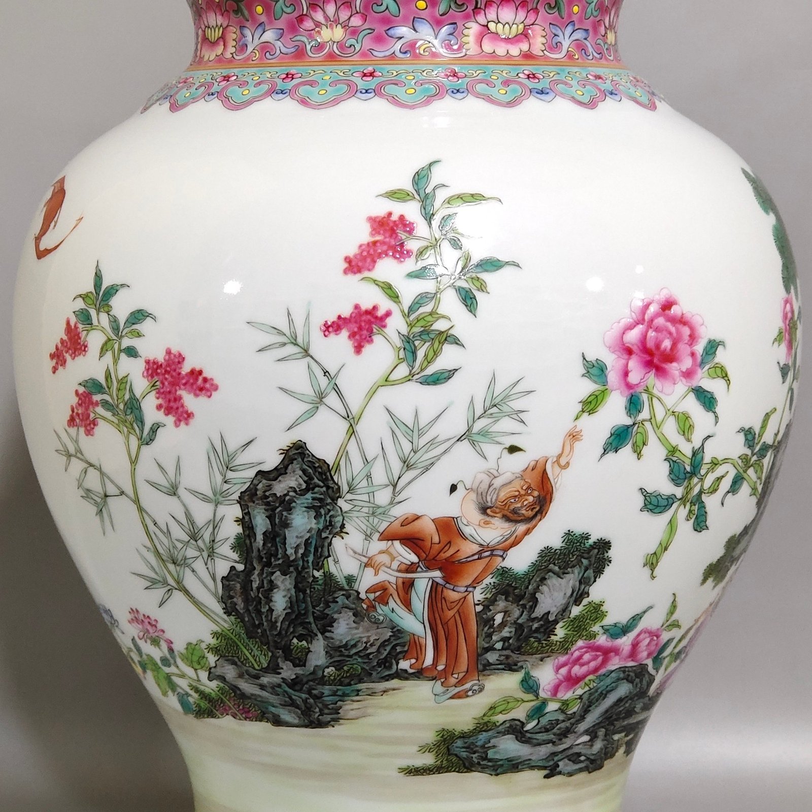 Qing Dynasty Yongzheng rouge red lady’s tape cover jar