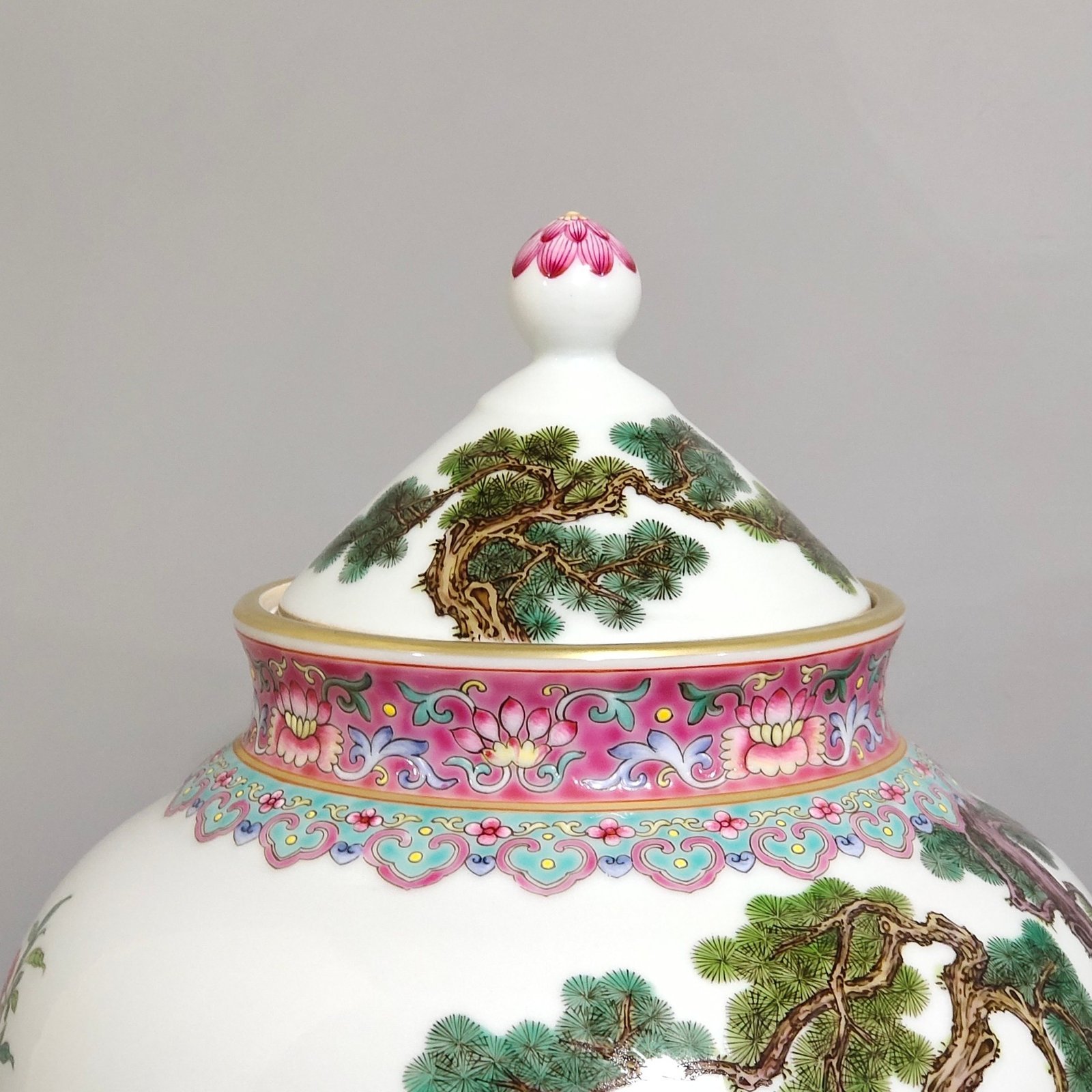 Qing Dynasty Yongzheng rouge red lady’s tape cover jar