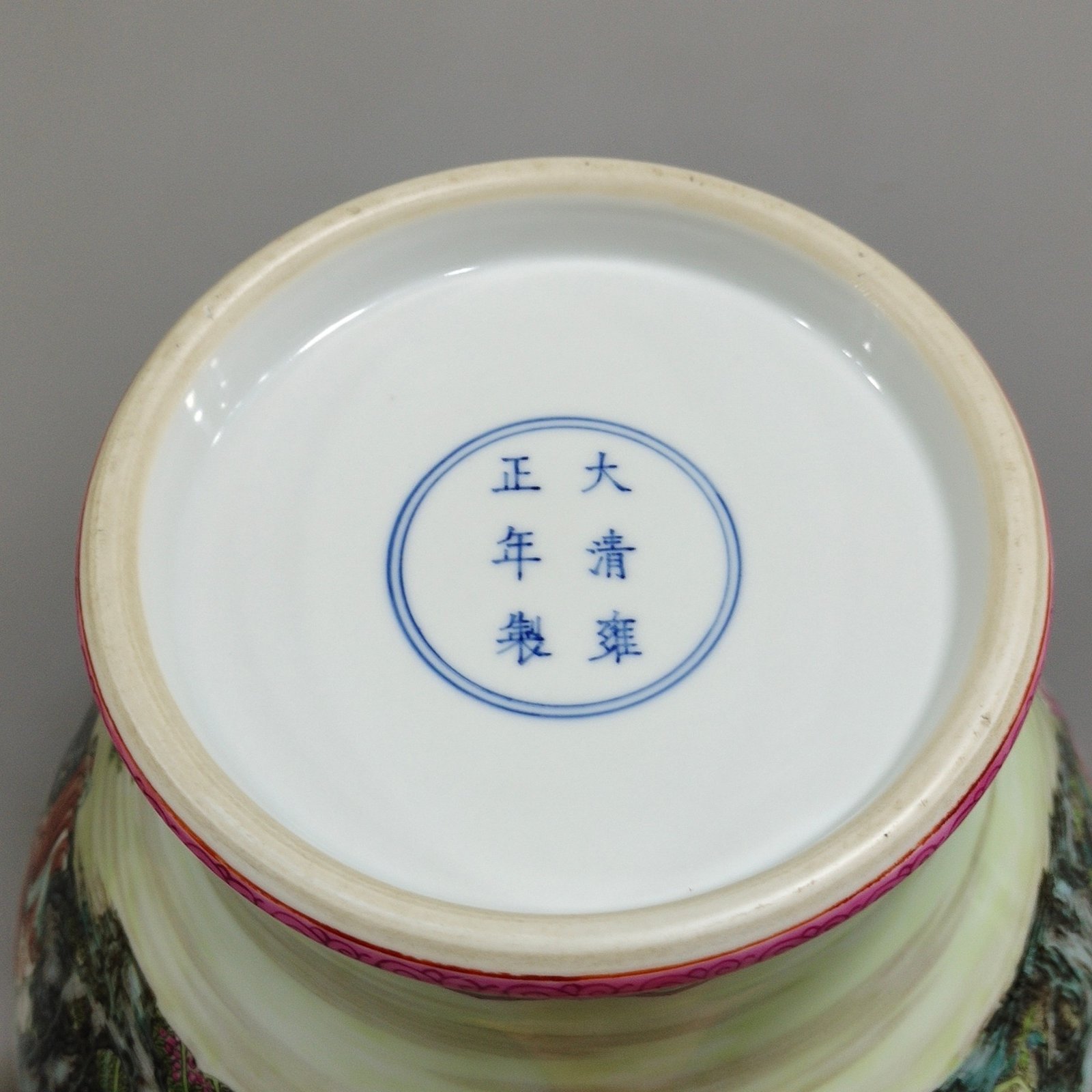 Qing Dynasty Yongzheng rouge red lady’s tape cover jar
