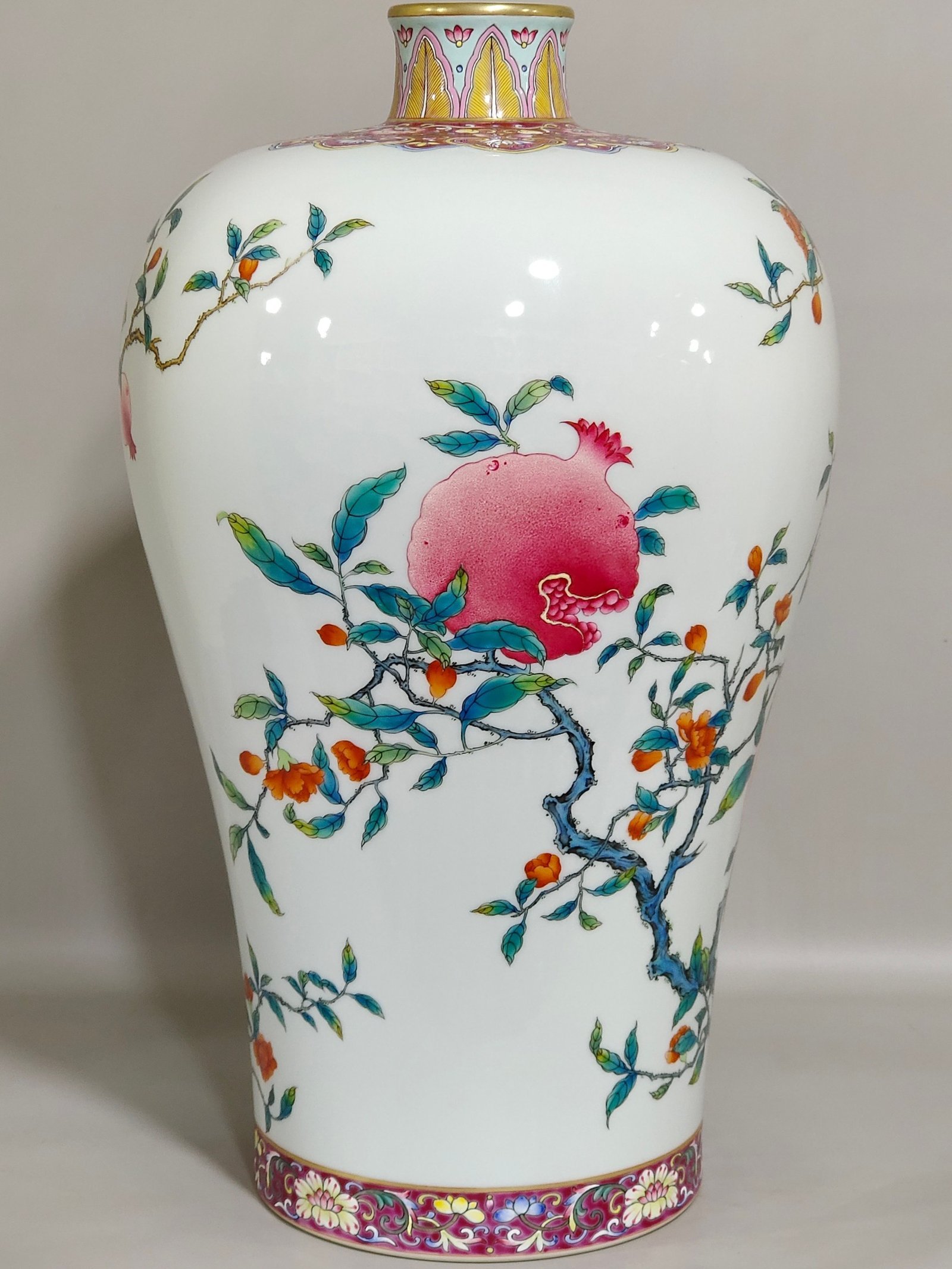 Qing Dynasty Yongzheng rouge red magpie pomegranate plum vase