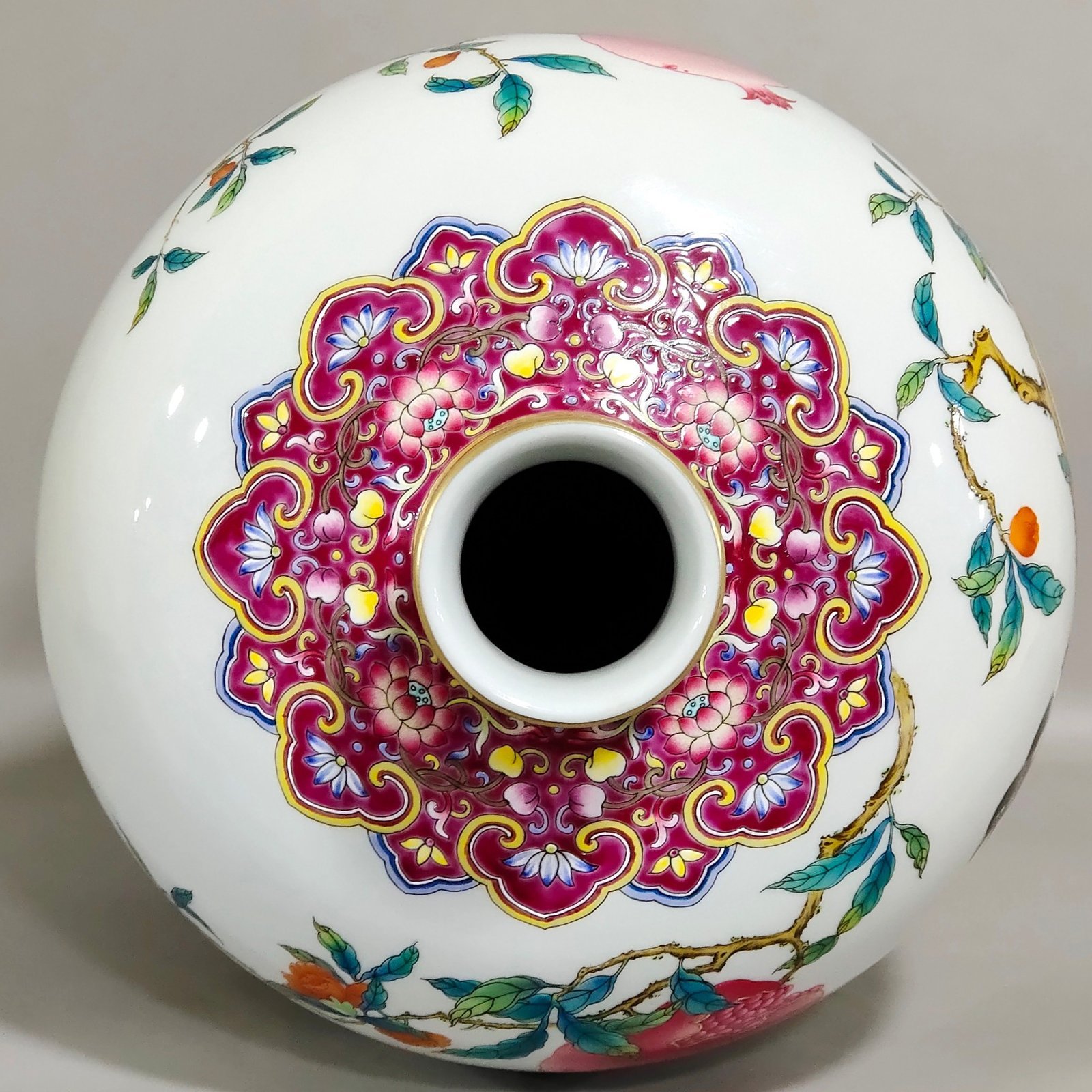 Qing Dynasty Yongzheng rouge red magpie pomegranate plum vase