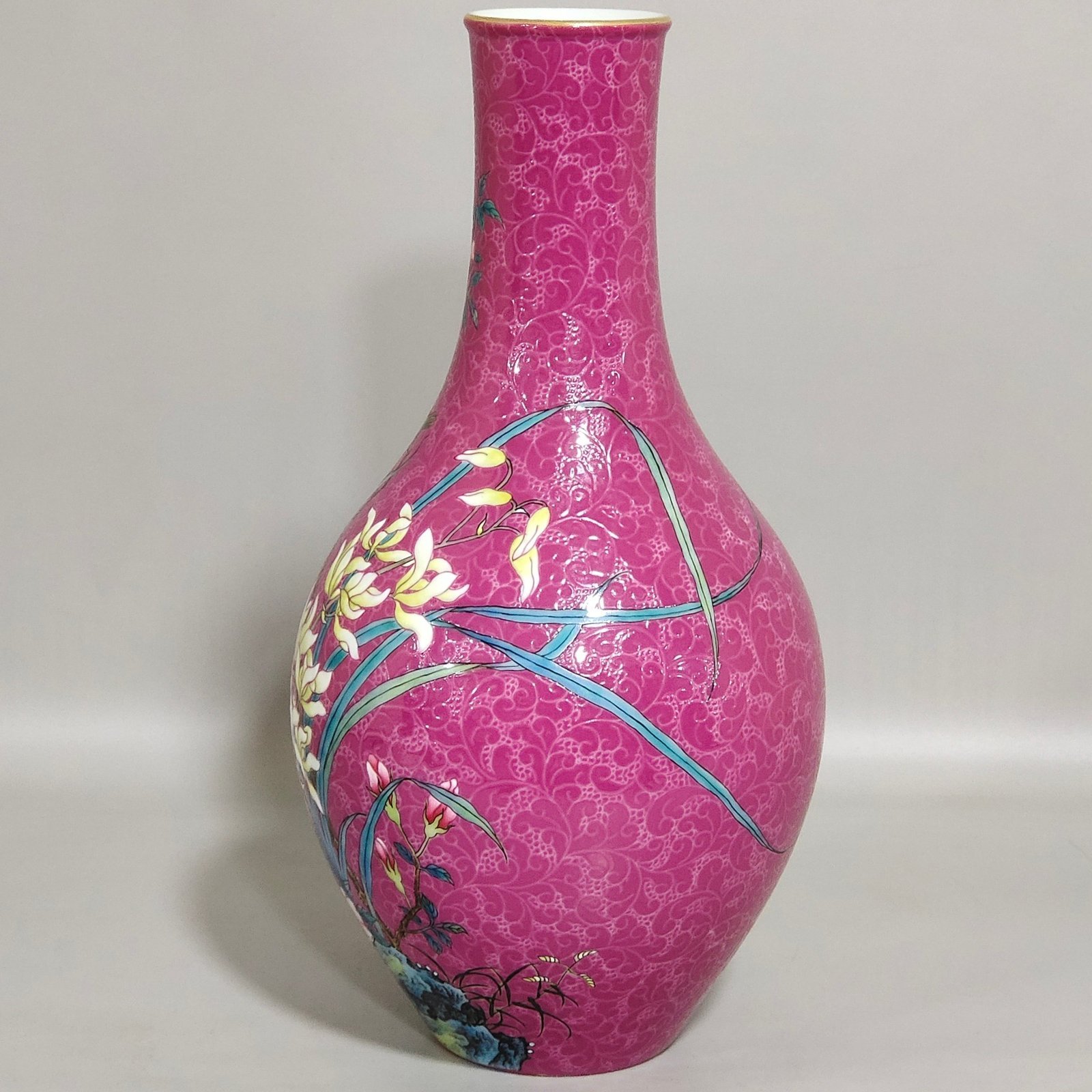 Qing Dynasty Yongzheng rouge red flower and bird olive vase