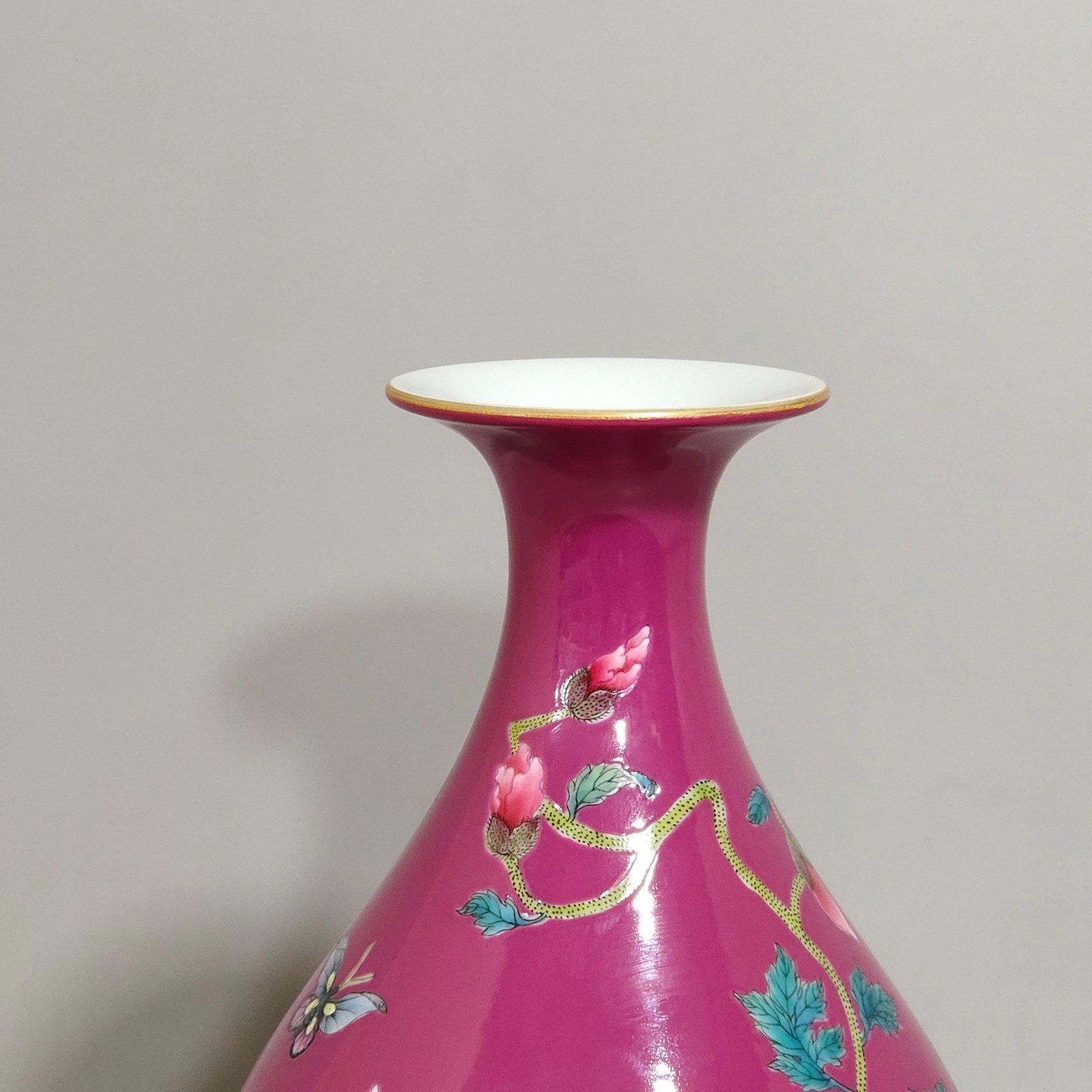 Qing Dynasty Yongzheng rouge red poppy jade pot spring vase