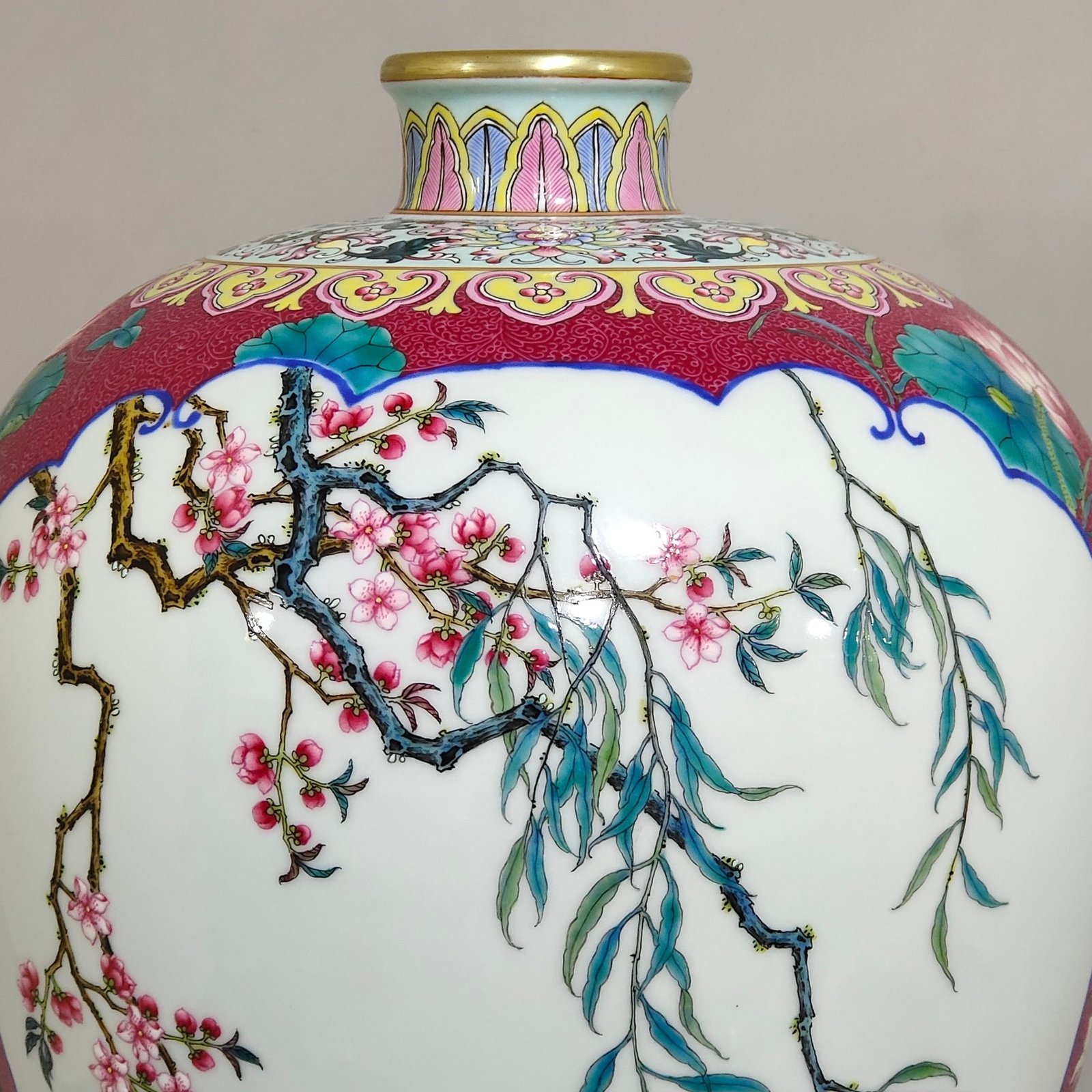 Qing Dynasty Yongzheng rouge red rolling lotus window mandarin ducks playing in the water plum vase