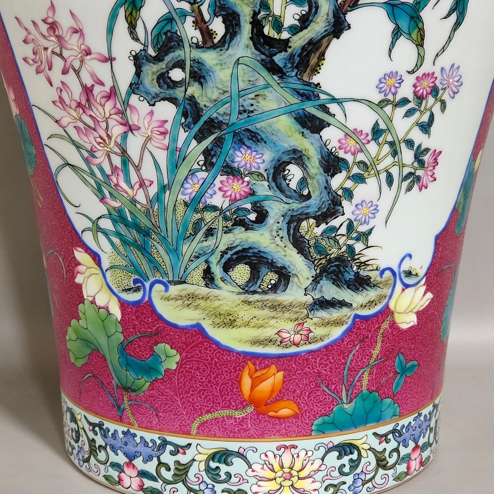 Qing Dynasty Yongzheng rouge red rolling lotus window mandarin ducks playing in the water plum vase