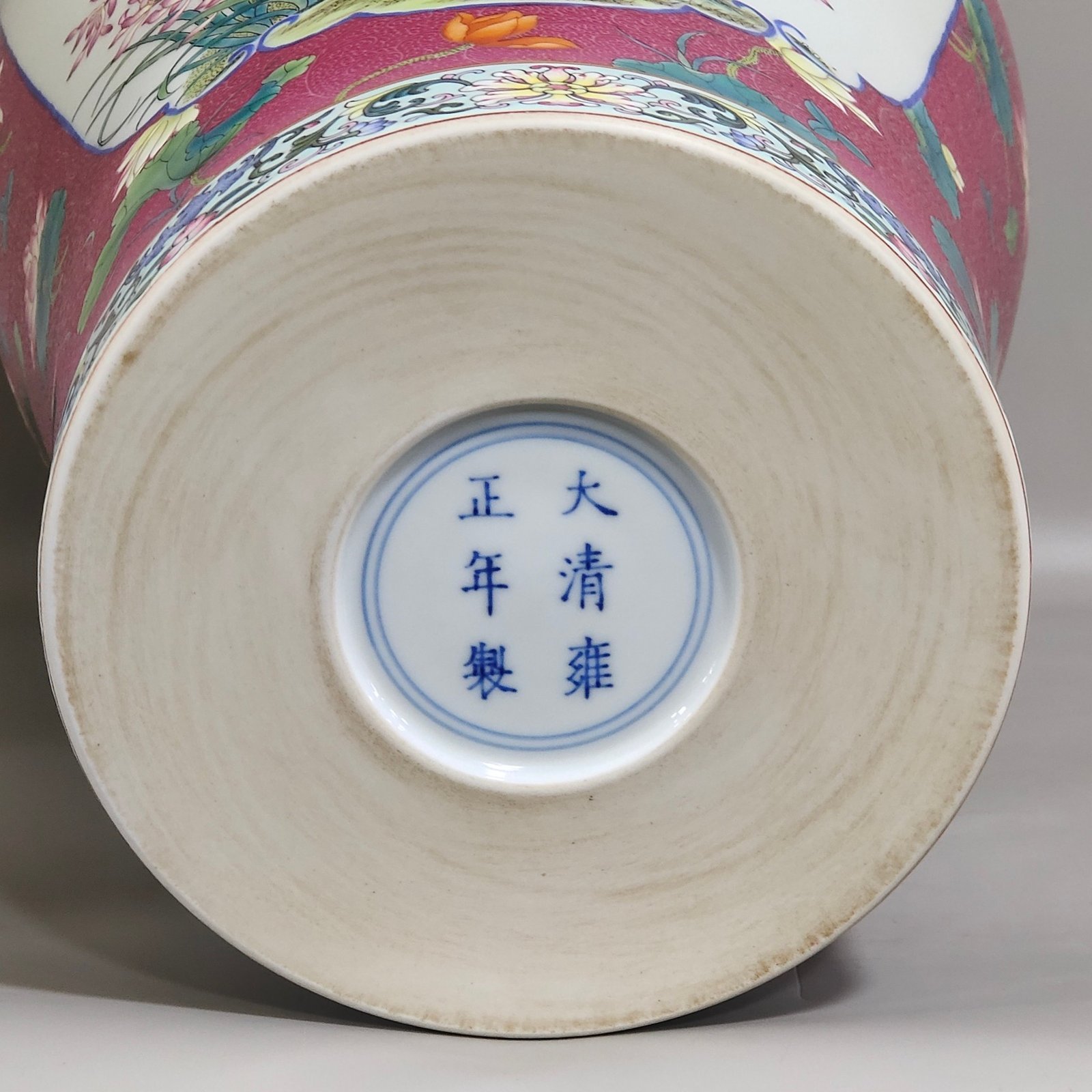 Qing Dynasty Yongzheng rouge red rolling lotus window mandarin ducks playing in the water plum vase