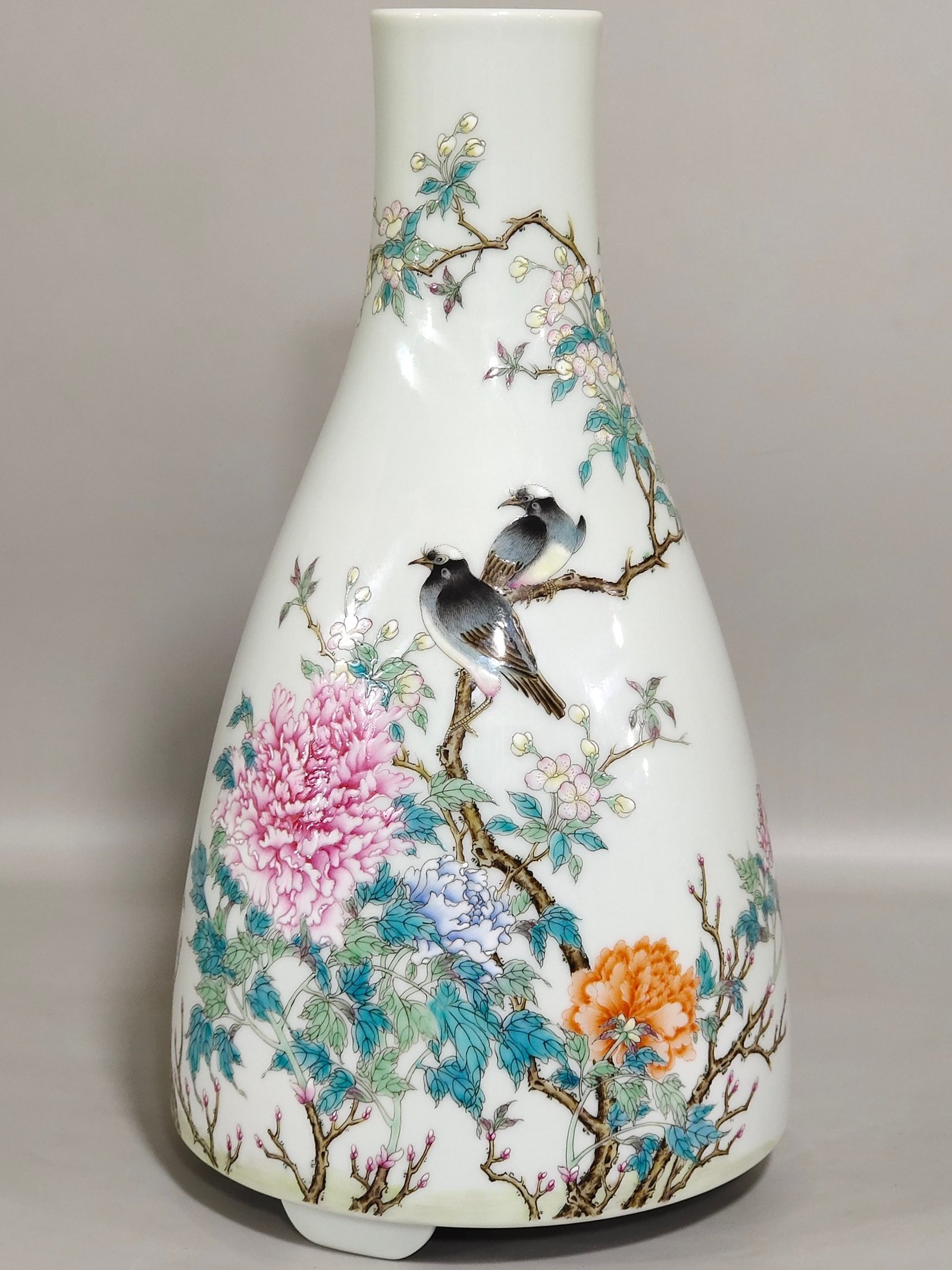 Qing Dynasty Yongzheng flower and bird three-legged vase