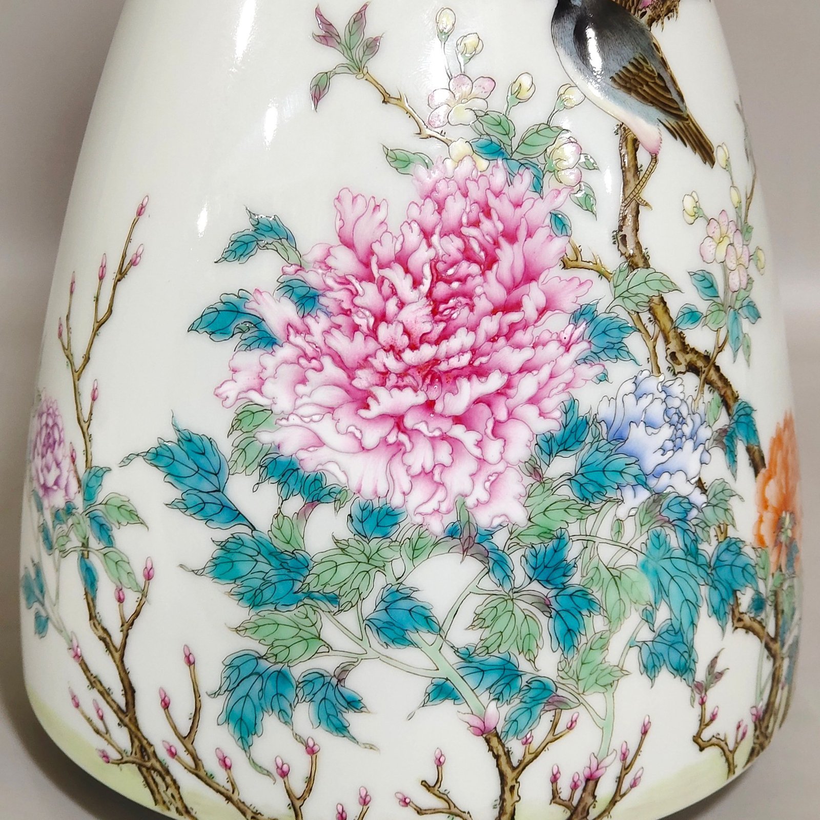 Qing Dynasty Yongzheng flower and bird three-legged vase