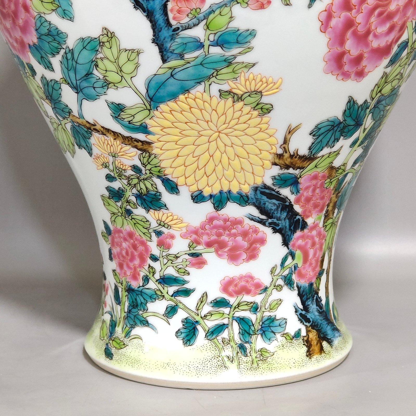 Qing Dynasty Yongzheng flower and bird amphorae