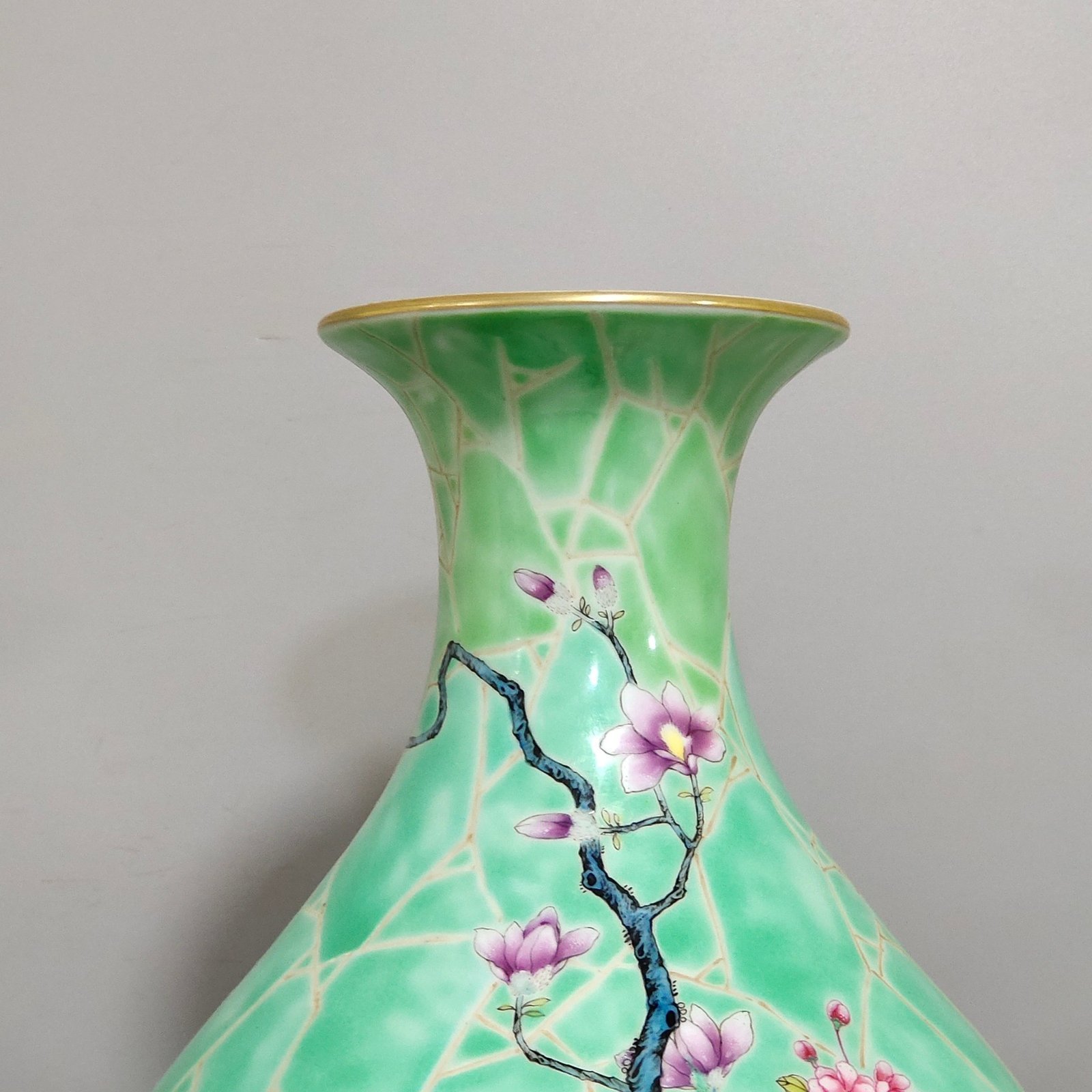 Qing Dynasty Yongzheng flower and bird jade pot spring vase