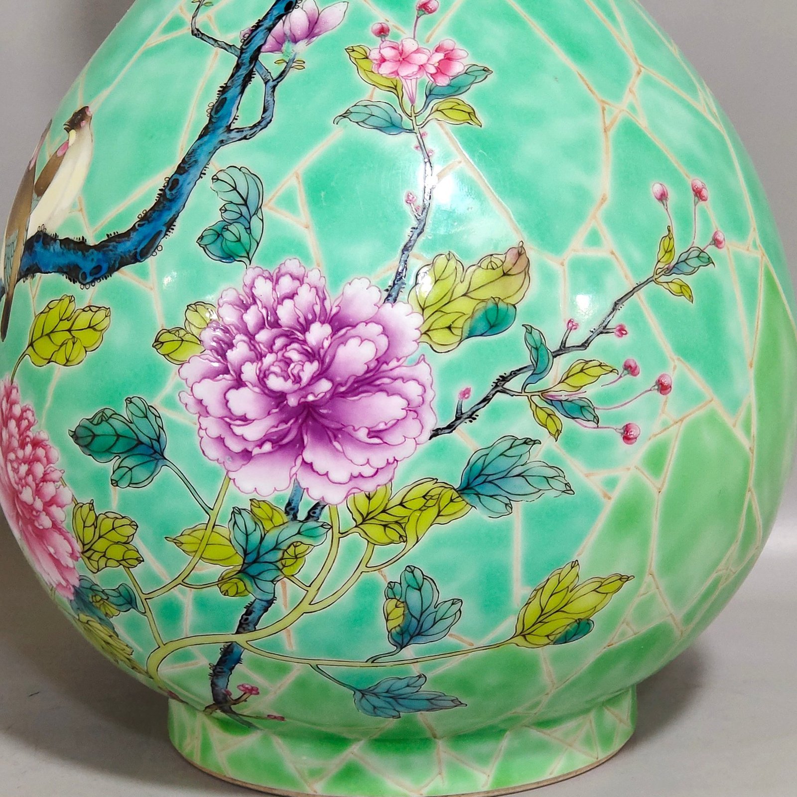 Qing Dynasty Yongzheng flower and bird jade pot spring vase