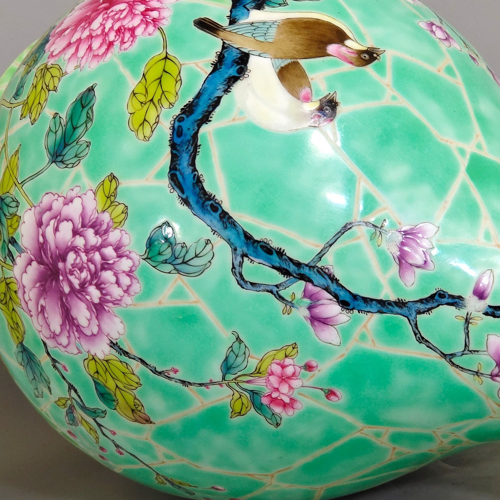 Qing Dynasty Yongzheng flower and bird jade pot spring vase