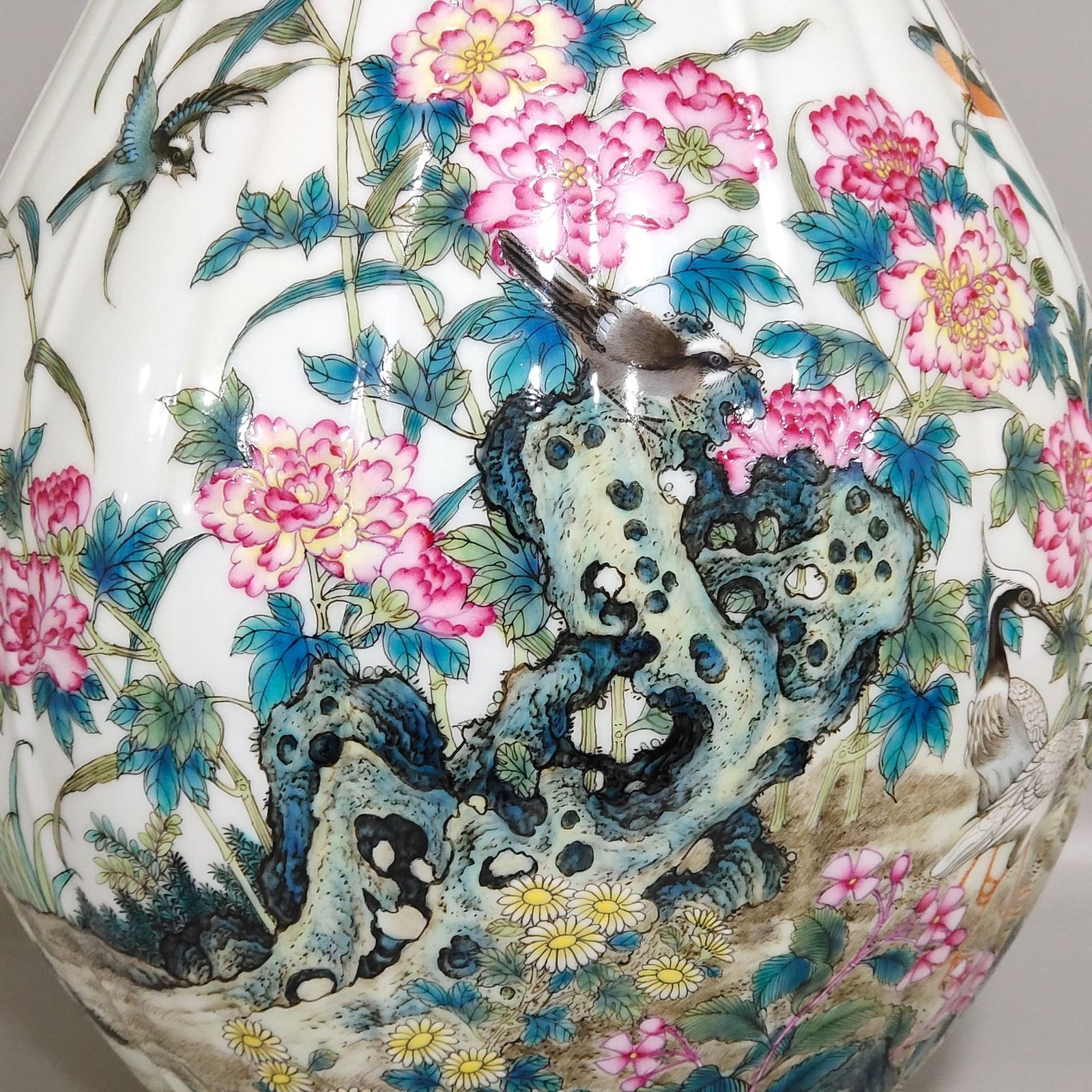 Qing Dynasty Yongzheng Flower Bird and Melon Lingzun