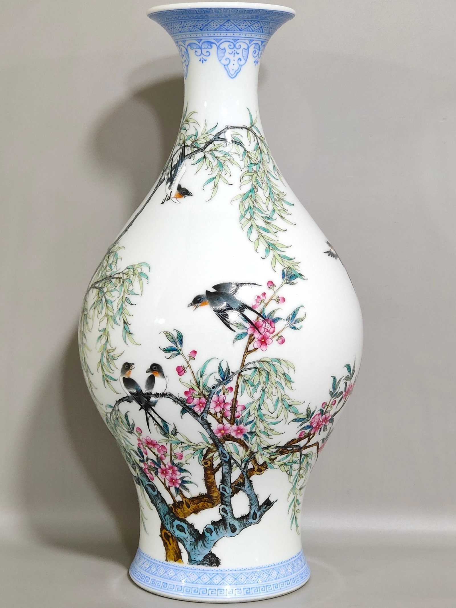 Qing Dynasty Yongzheng poems on flowers and birds green-edged olive vase