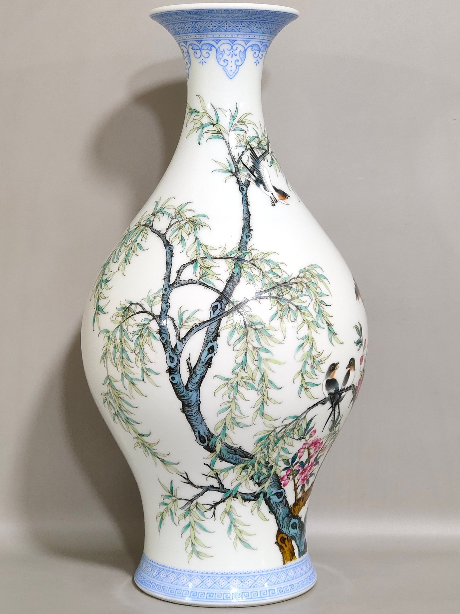 Qing Dynasty Yongzheng poems on flowers and birds green-edged olive vase