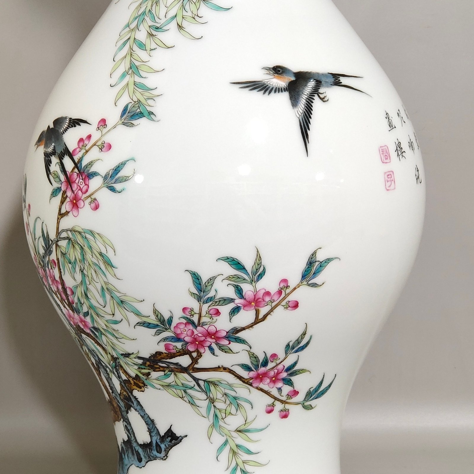 Qing Dynasty Yongzheng poems on flowers and birds green-edged olive vase
