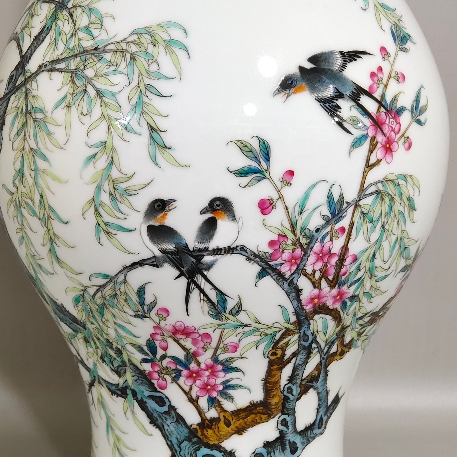 Qing Dynasty Yongzheng poems on flowers and birds green-edged olive vase
