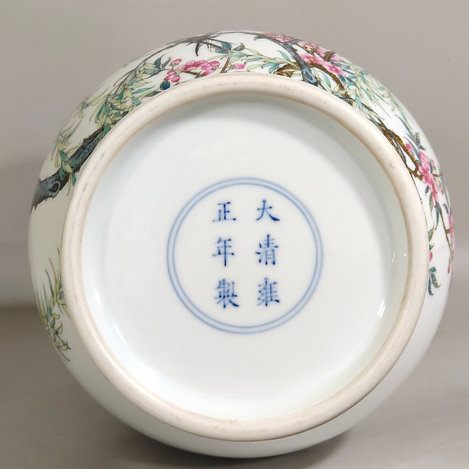 Qing Dynasty Yongzheng poems on flowers and birds green-edged olive vase