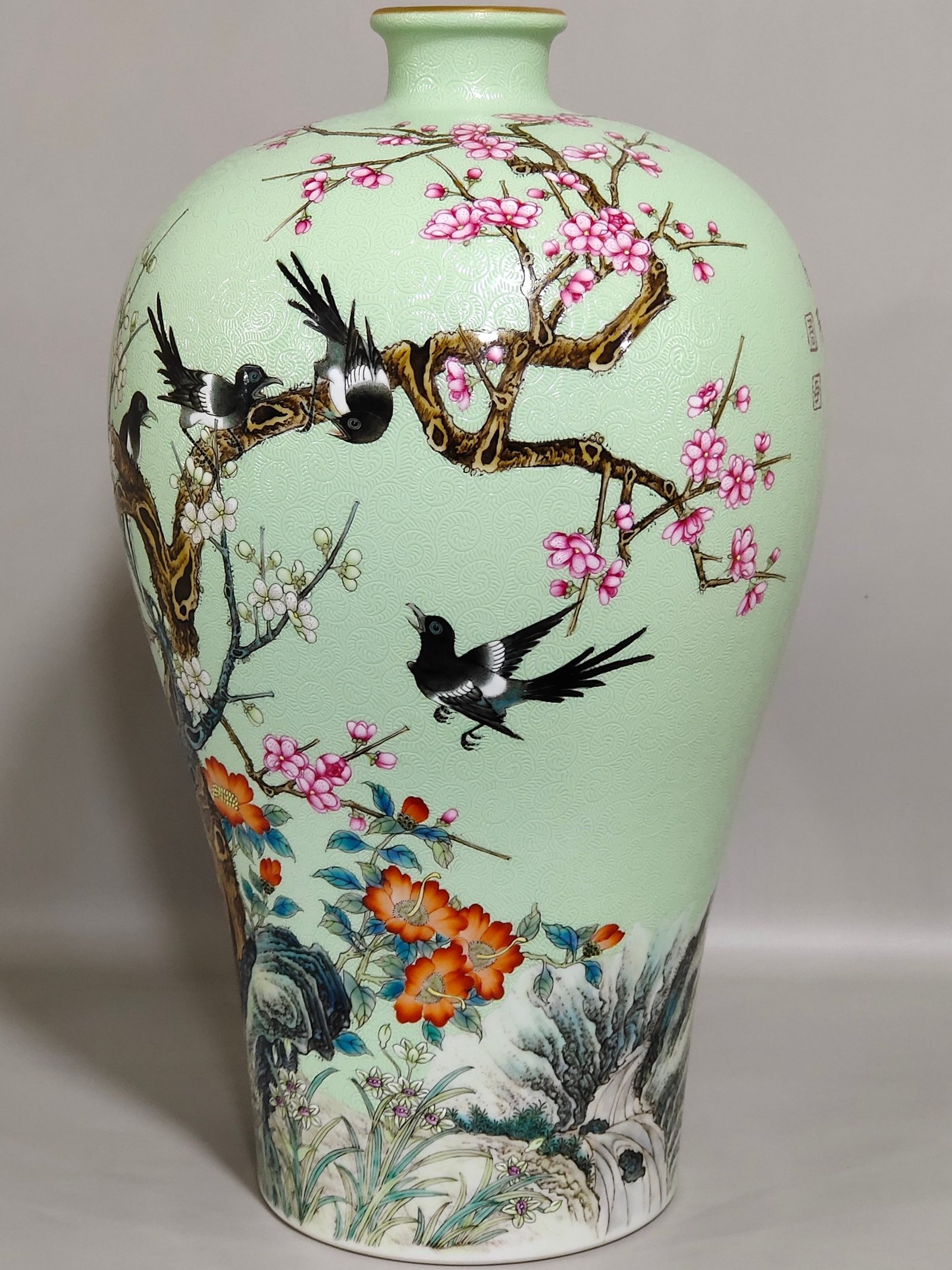 Qing Dynasty Yongzheng apple green glazed plum vase with flowers and magpies climbing