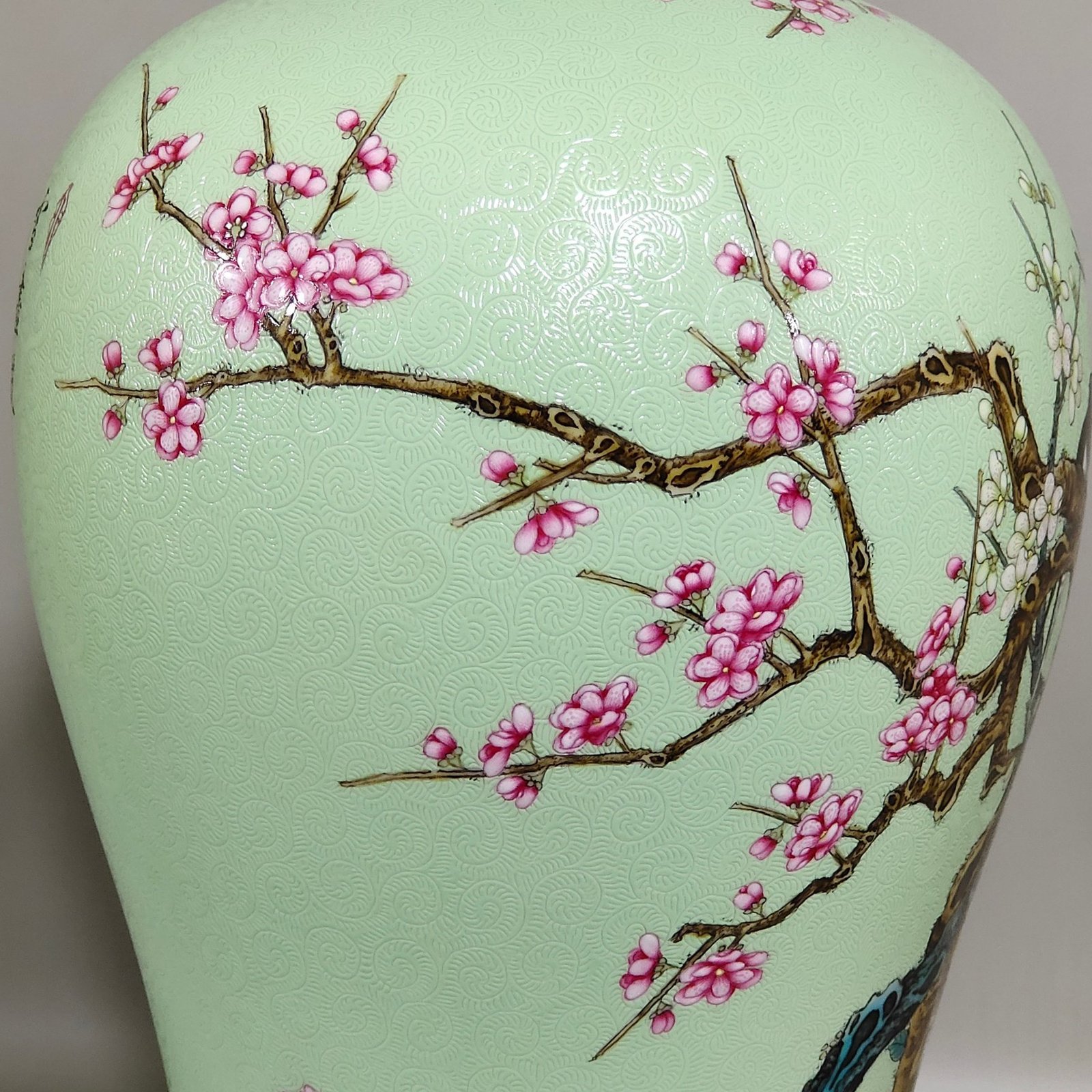 Qing Dynasty Yongzheng apple green glazed plum vase with flowers and magpies climbing