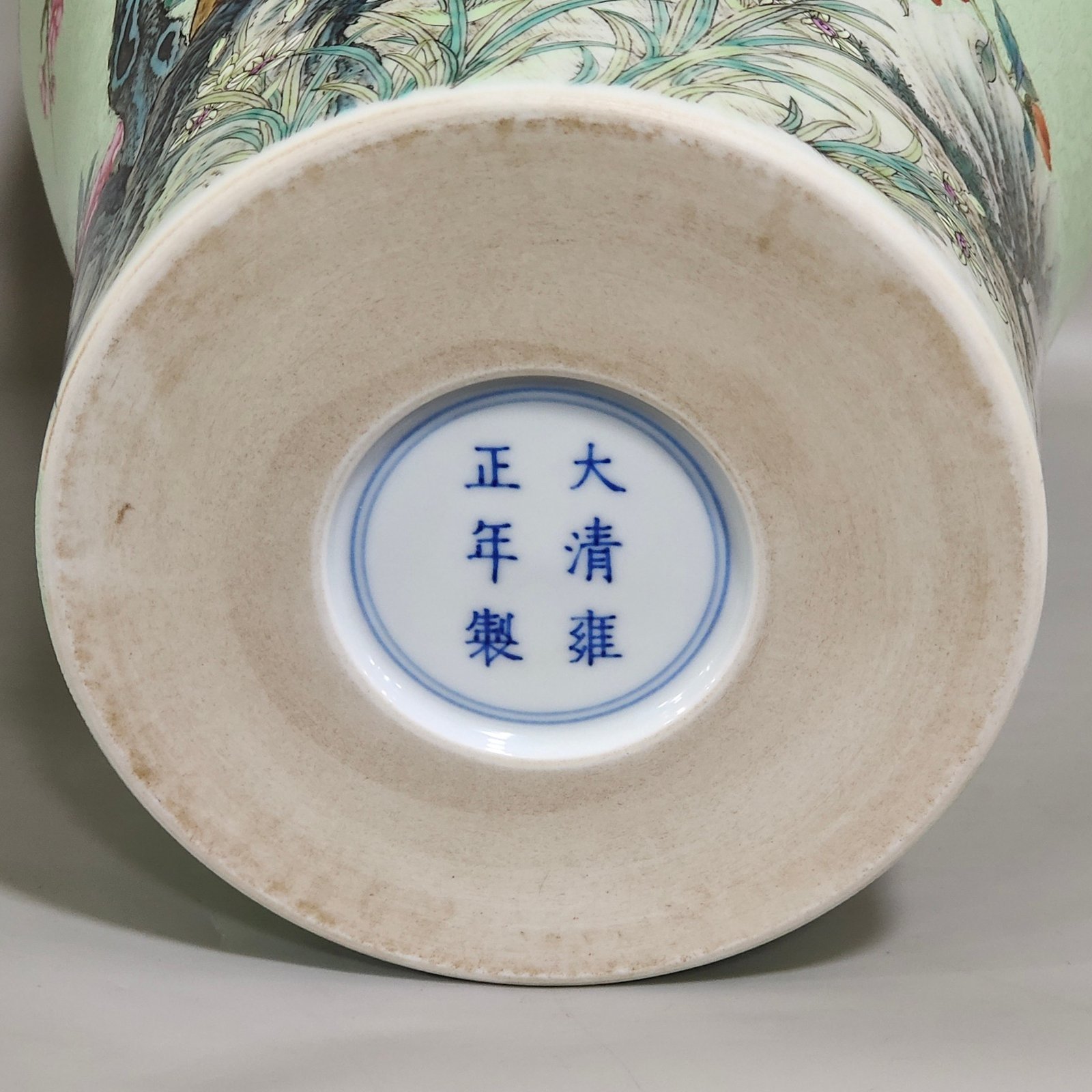 Qing Dynasty Yongzheng apple green glazed plum vase with flowers and magpies climbing