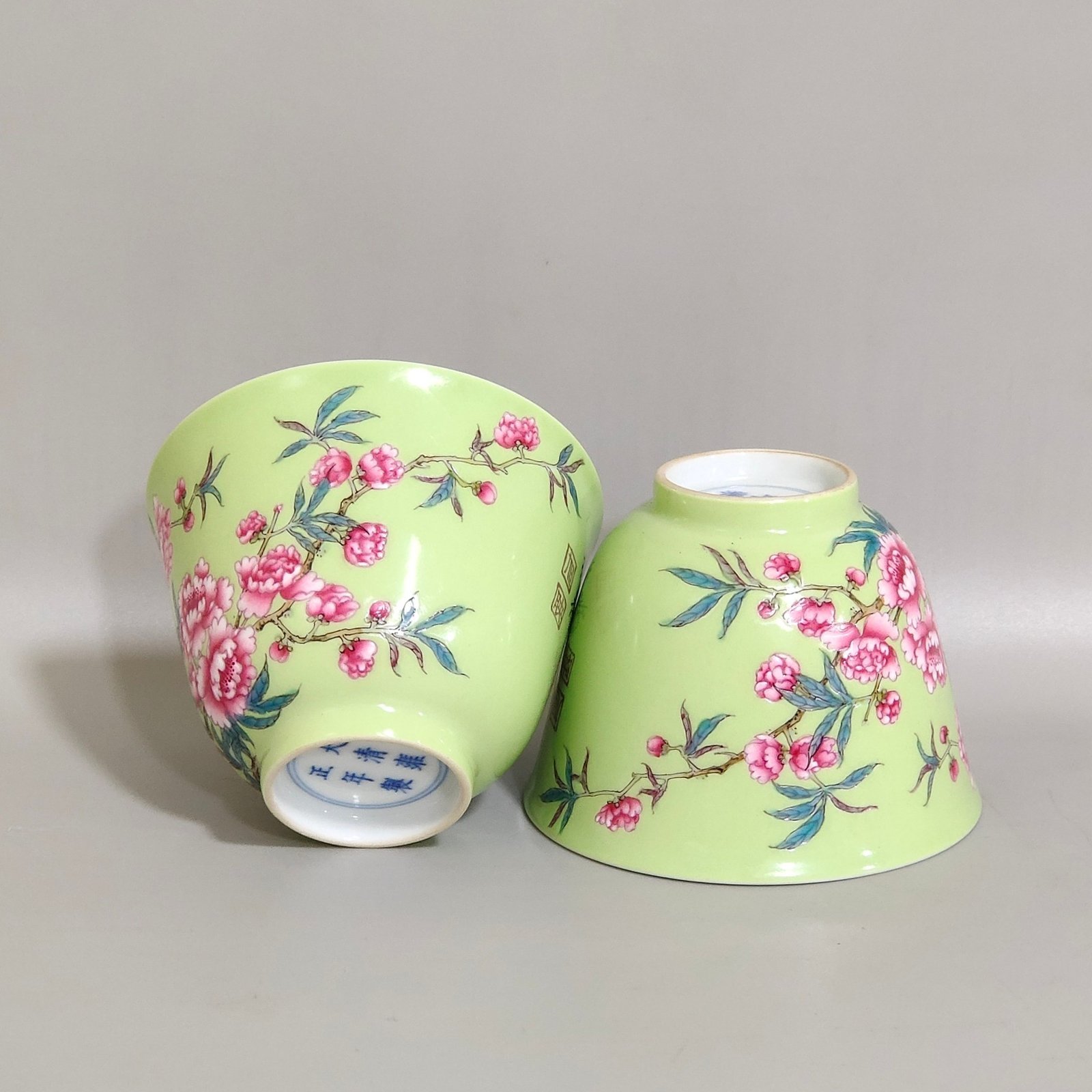 Qing Dynasty Yongzheng apple green glaze peach blossom poem cup