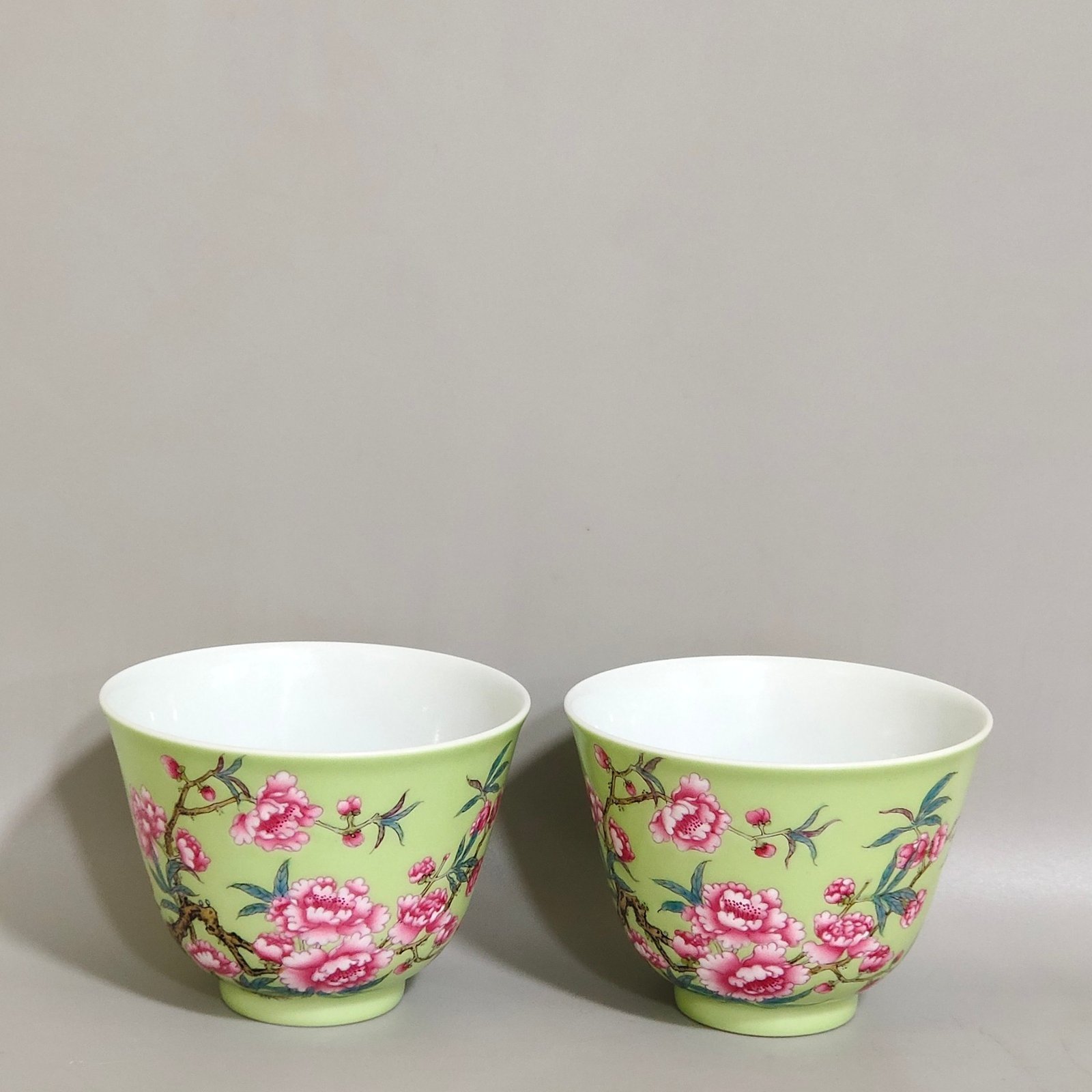 Qing Dynasty Yongzheng apple green glaze peach blossom poem cup