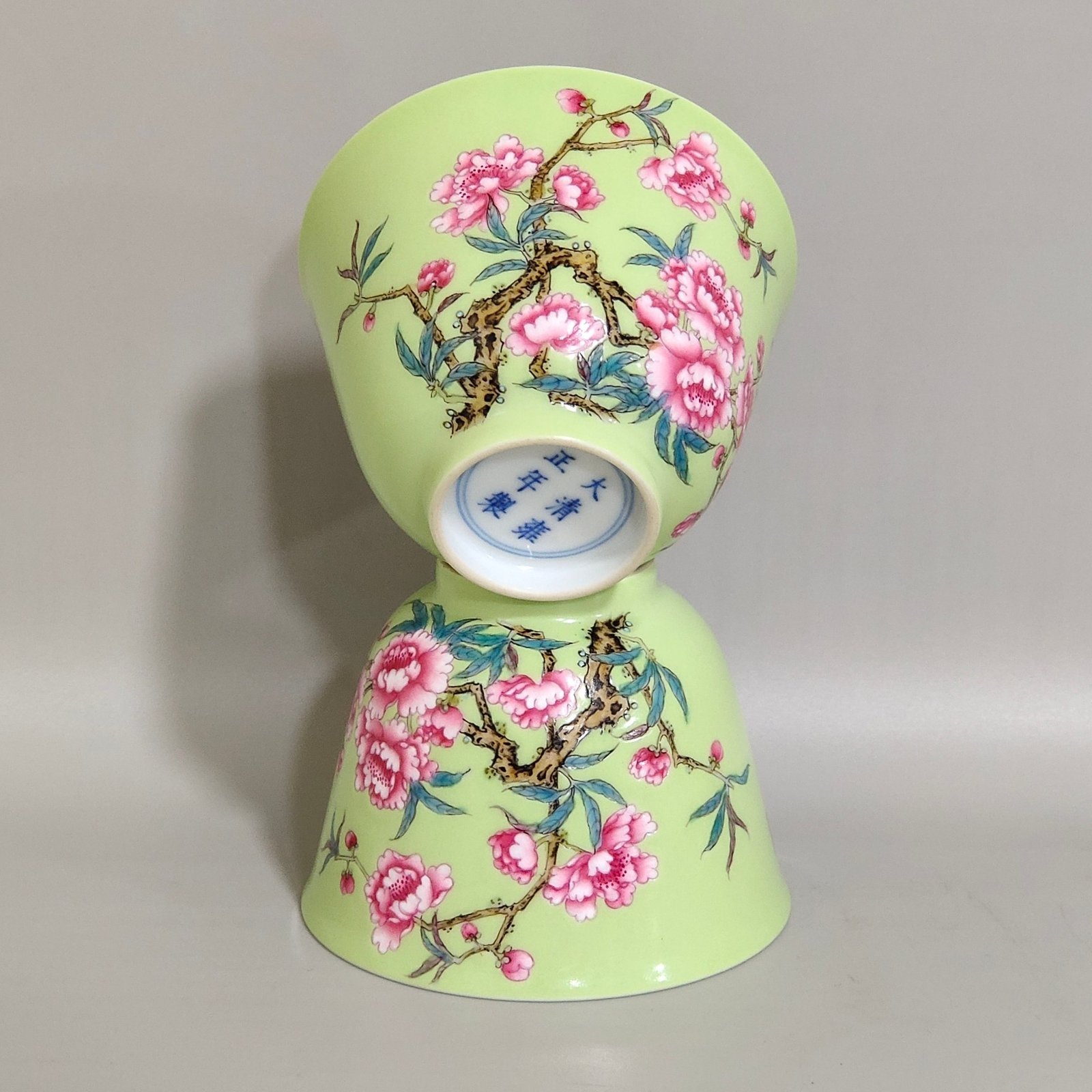 Qing Dynasty Yongzheng apple green glaze peach blossom poem cup
