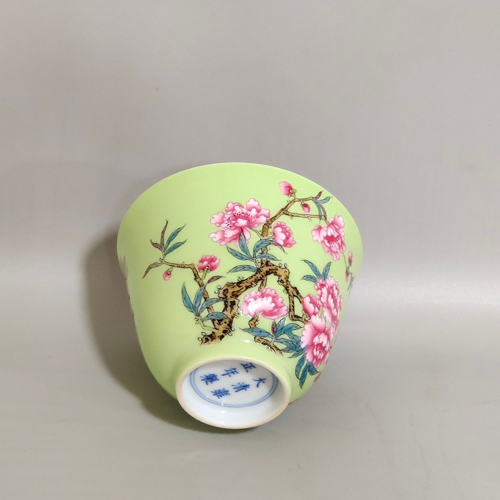 Qing Dynasty Yongzheng apple green glaze peach blossom poem cup