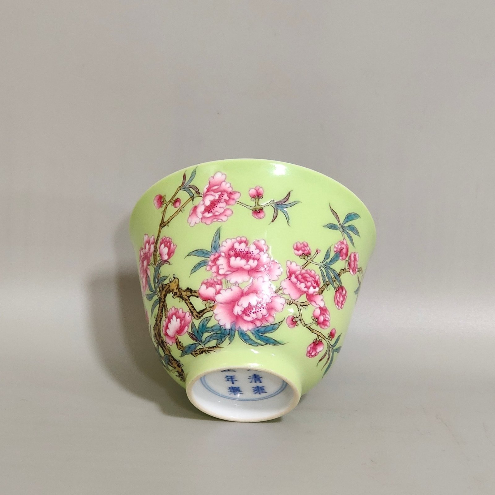 Qing Dynasty Yongzheng apple green glaze peach blossom poem cup