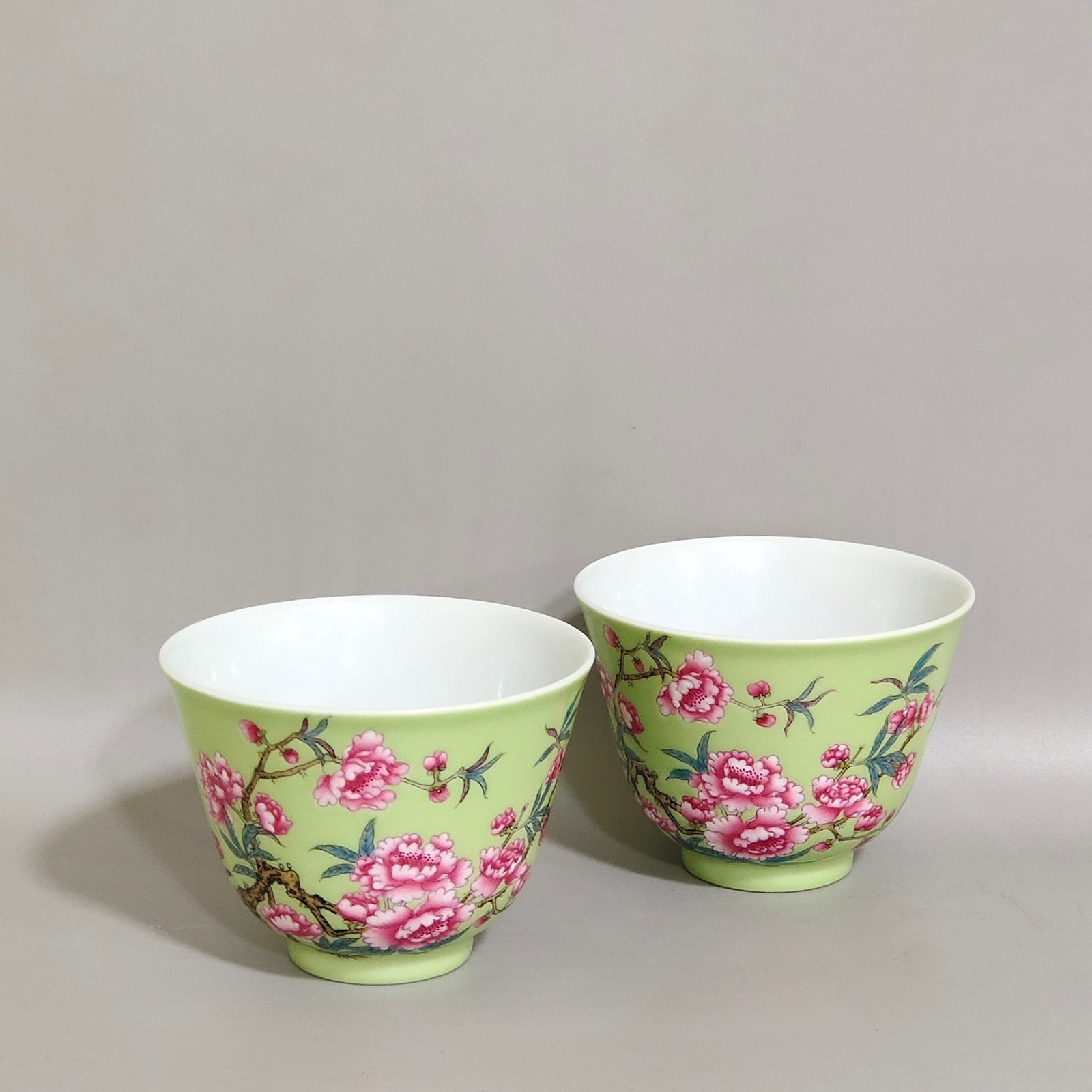 Qing Dynasty Yongzheng apple green glaze peach blossom poem cup