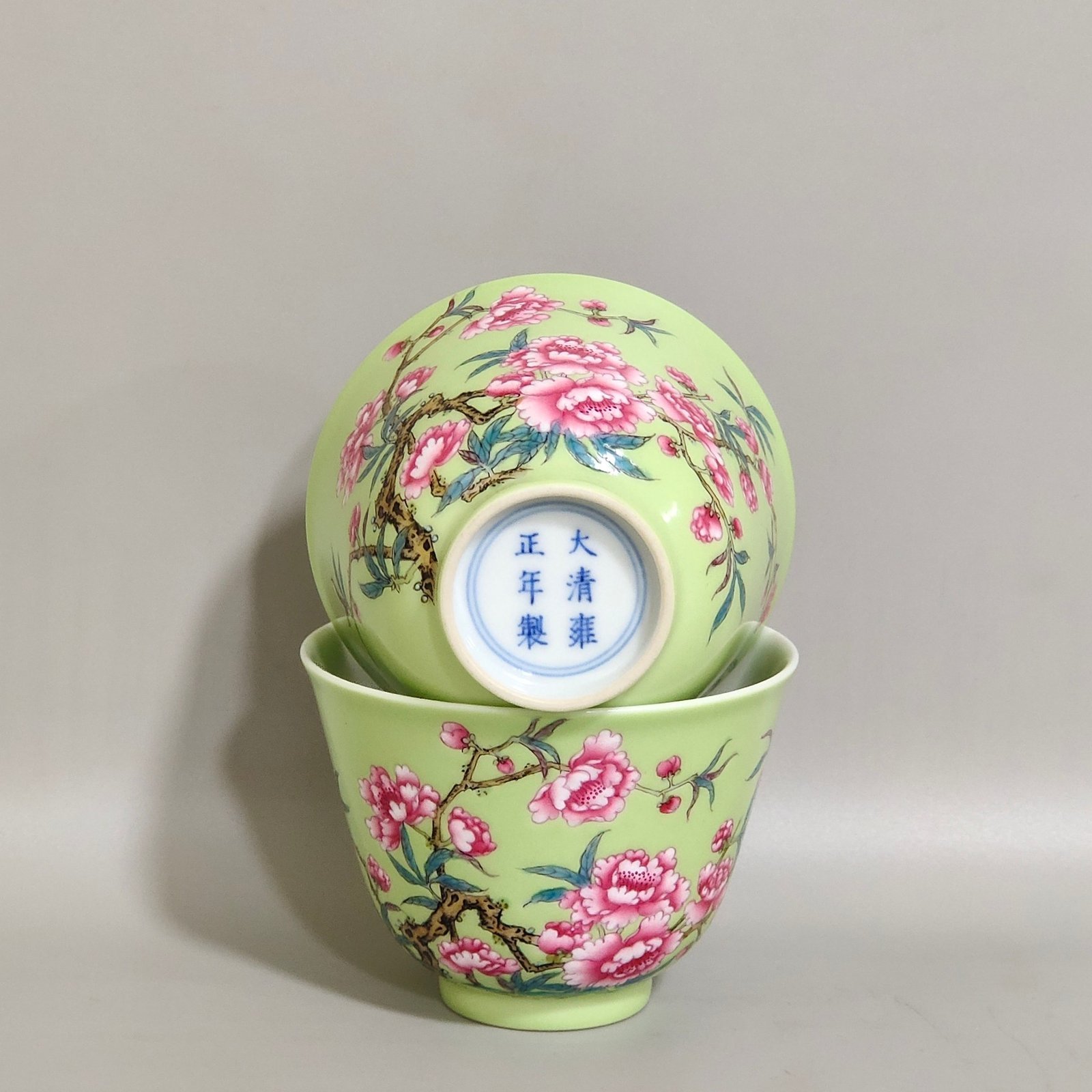 Qing Dynasty Yongzheng apple green glaze peach blossom poem cup