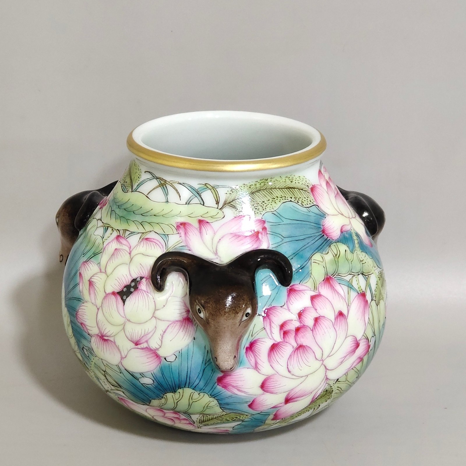 Qing Dynasty Yongzheng Lotus Sanyang Kaitai Water Bowl