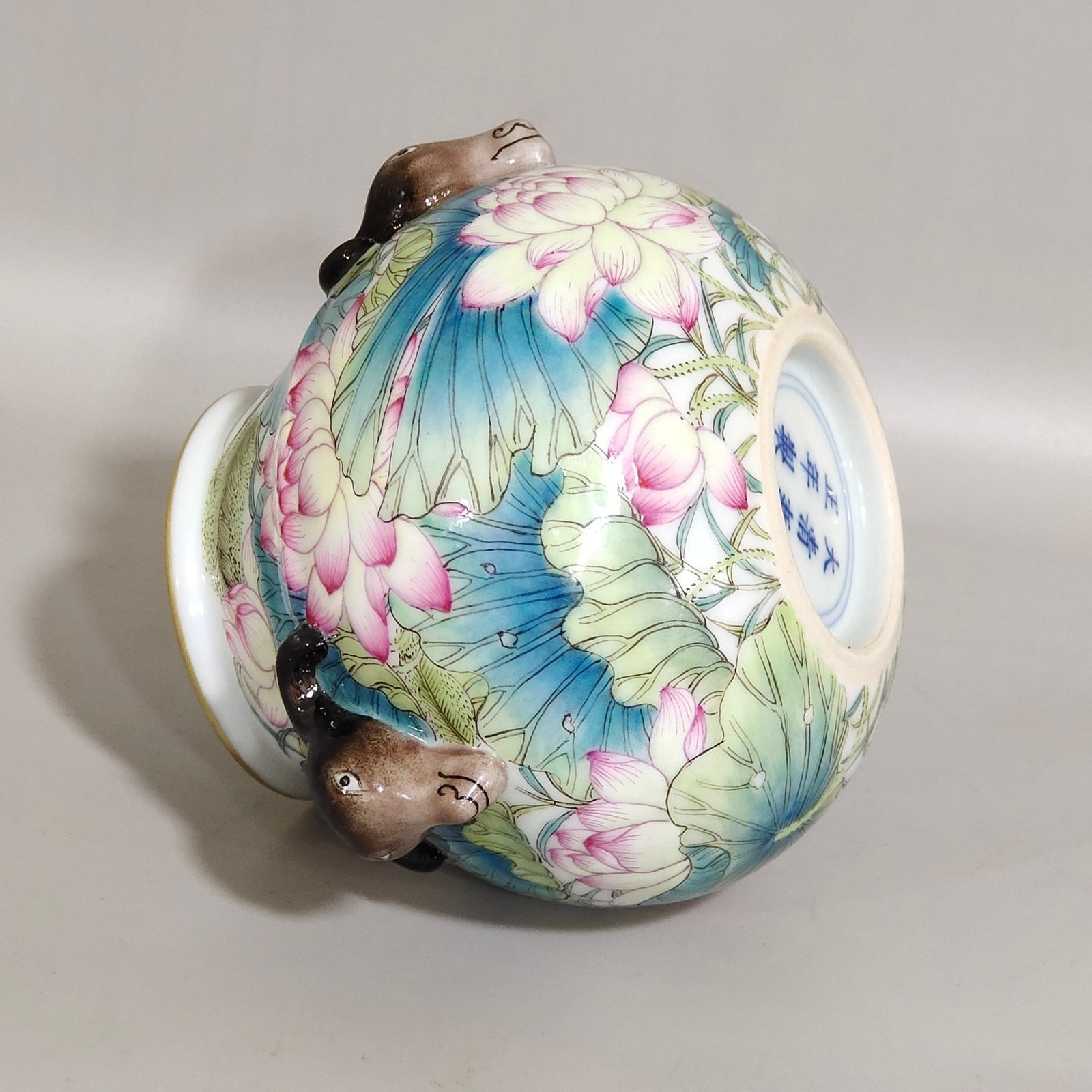 Qing Dynasty Yongzheng Lotus Sanyang Kaitai Water Bowl