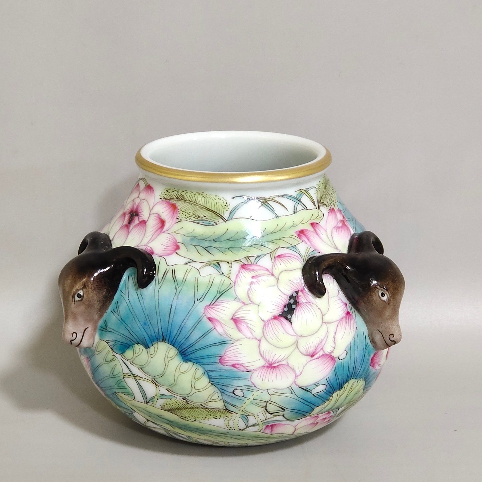 Qing Dynasty Yongzheng Lotus Sanyang Kaitai Water Bowl