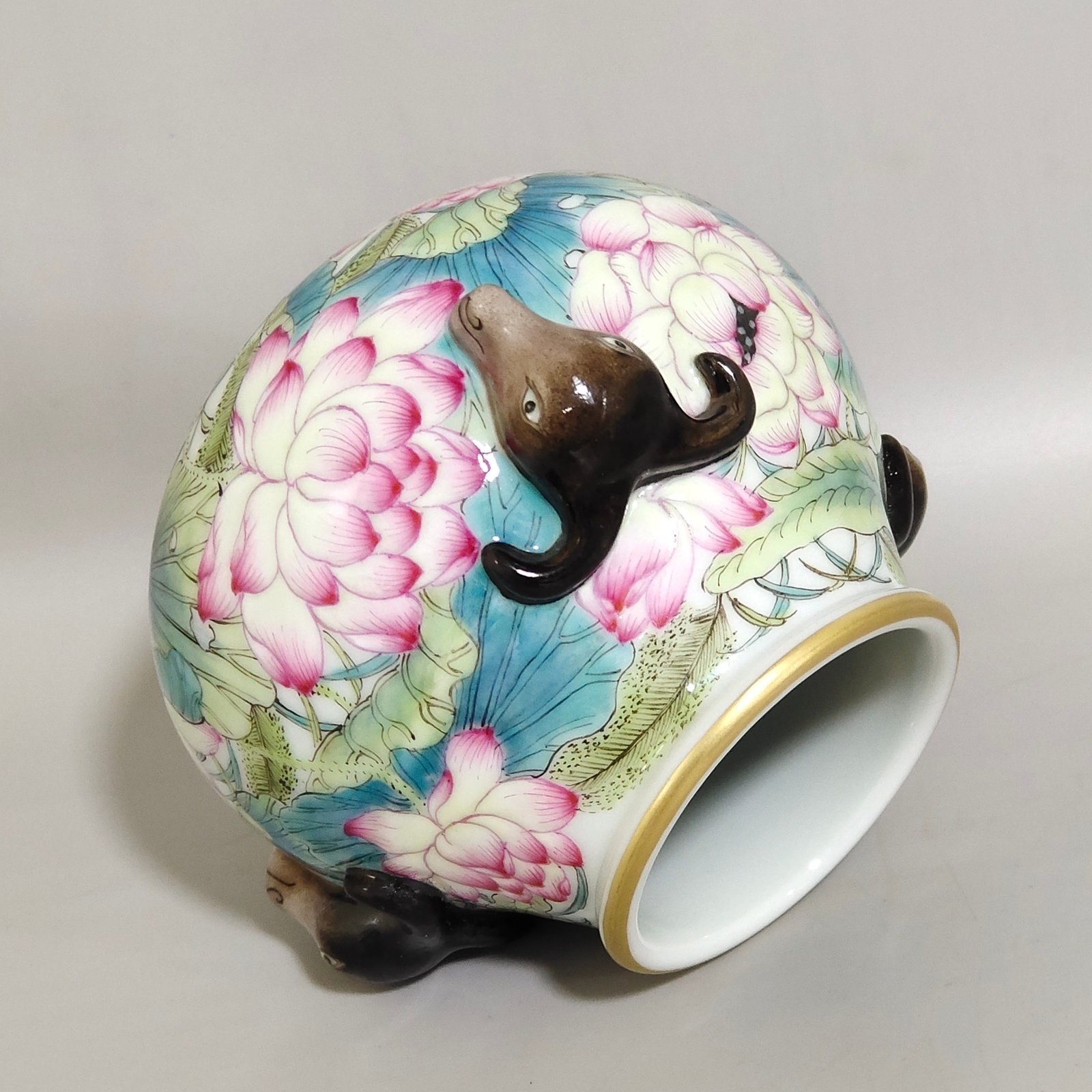 Qing Dynasty Yongzheng Lotus Sanyang Kaitai Water Bowl