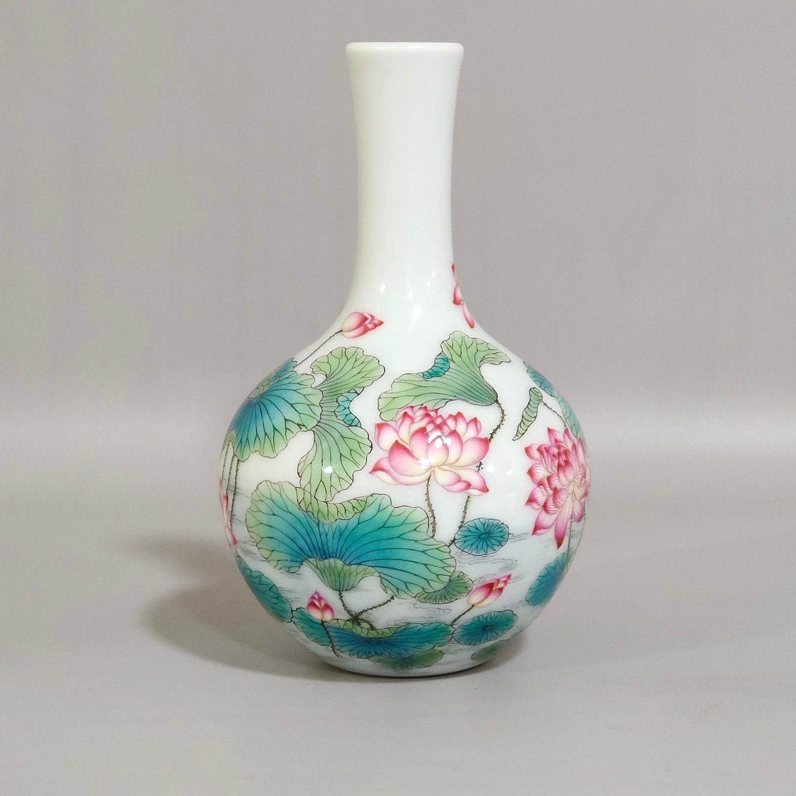 Qing Dynasty Yongzheng Small lotus celestial vase