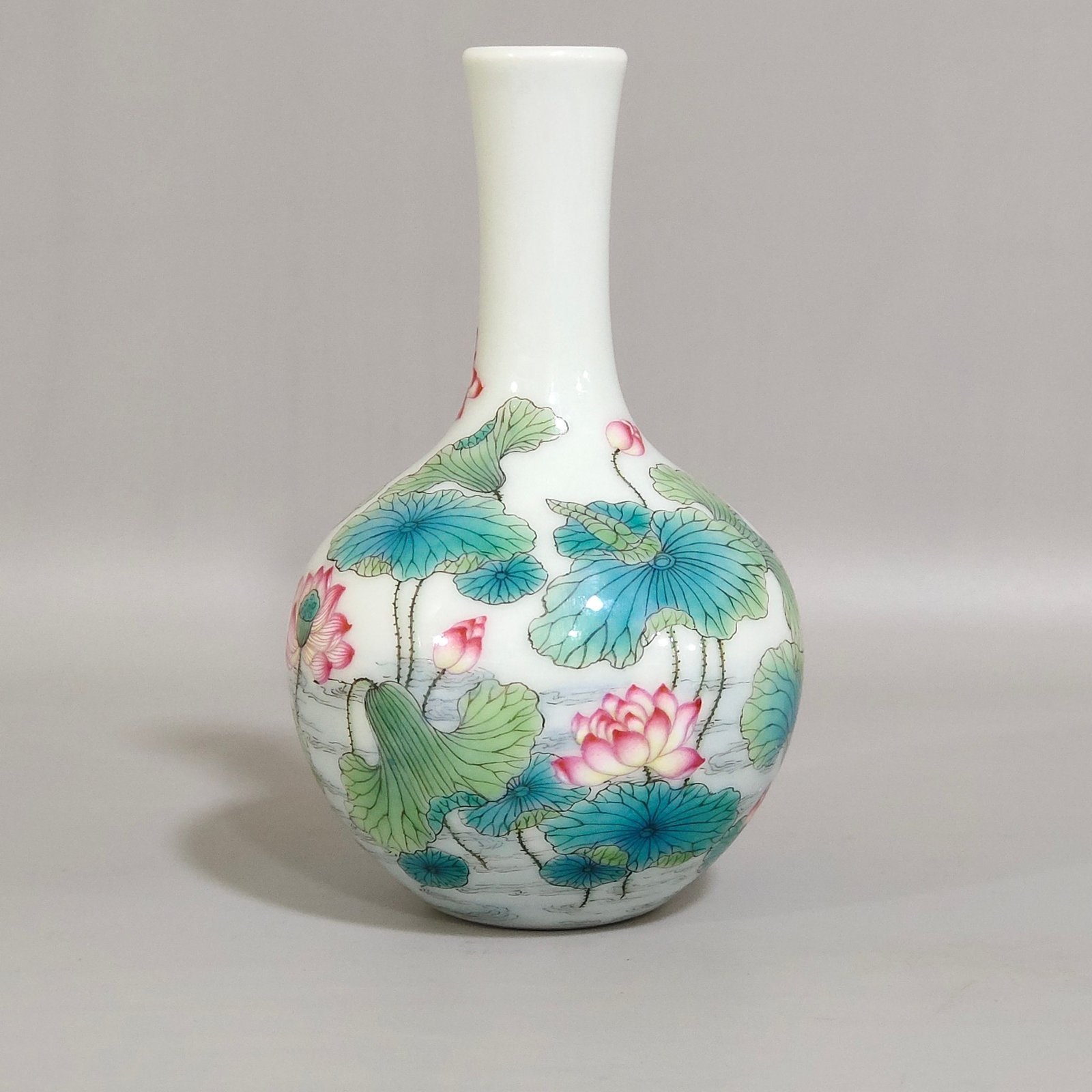 Qing Dynasty Yongzheng Small lotus celestial vase