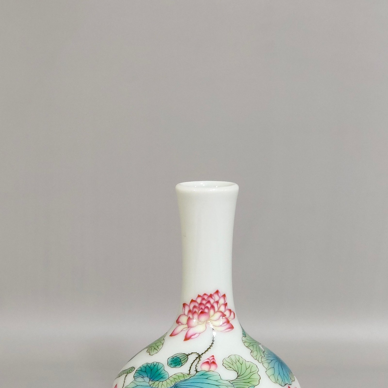Qing Dynasty Yongzheng Small lotus celestial vase