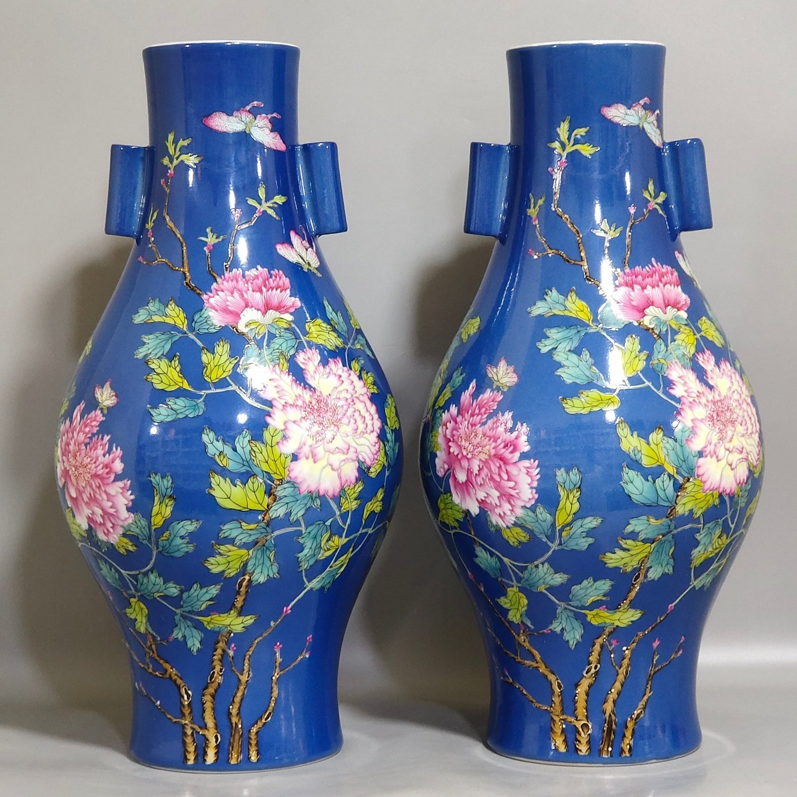 Qing Dynasty Yongzheng blue-glazed peony amphora