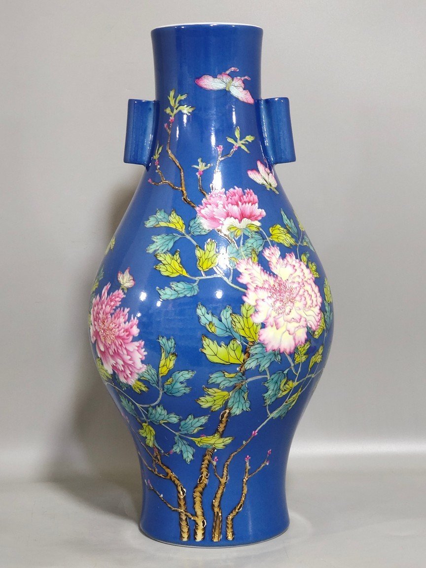 Qing Dynasty Yongzheng blue-glazed peony amphora